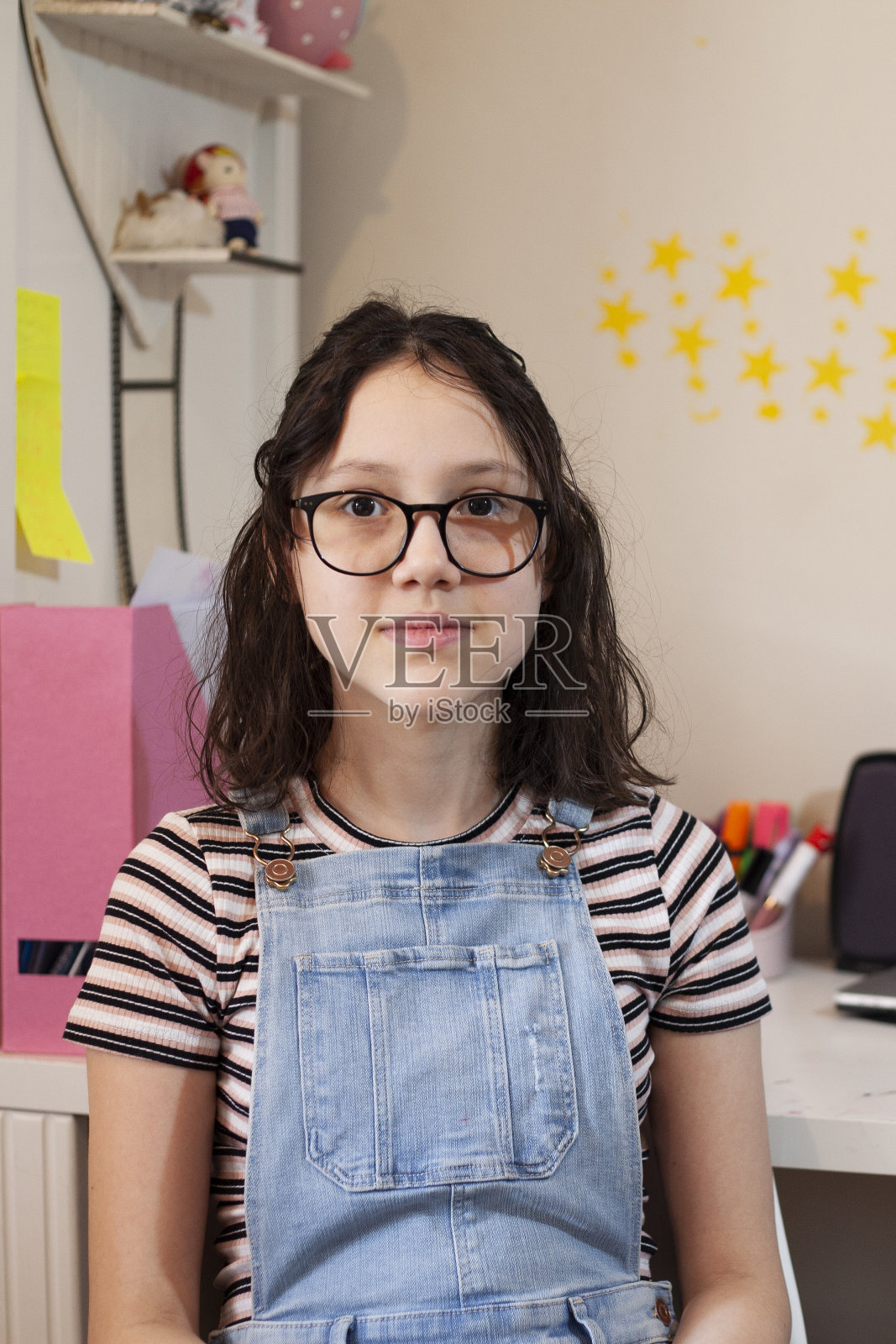 戴眼镜的年轻女孩肖像照片摄影图片