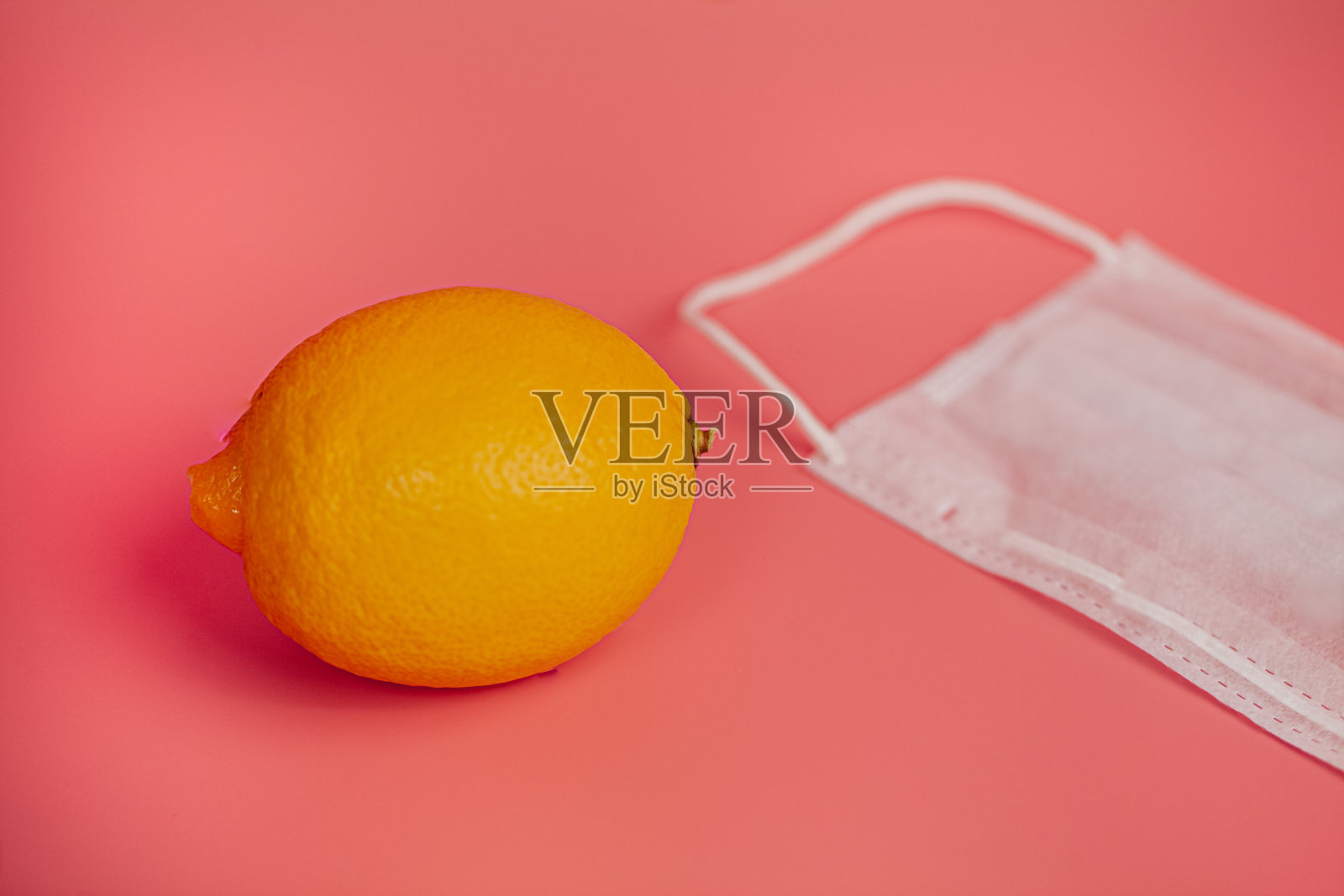 柠檬在粉红色的背景上照片摄影图片