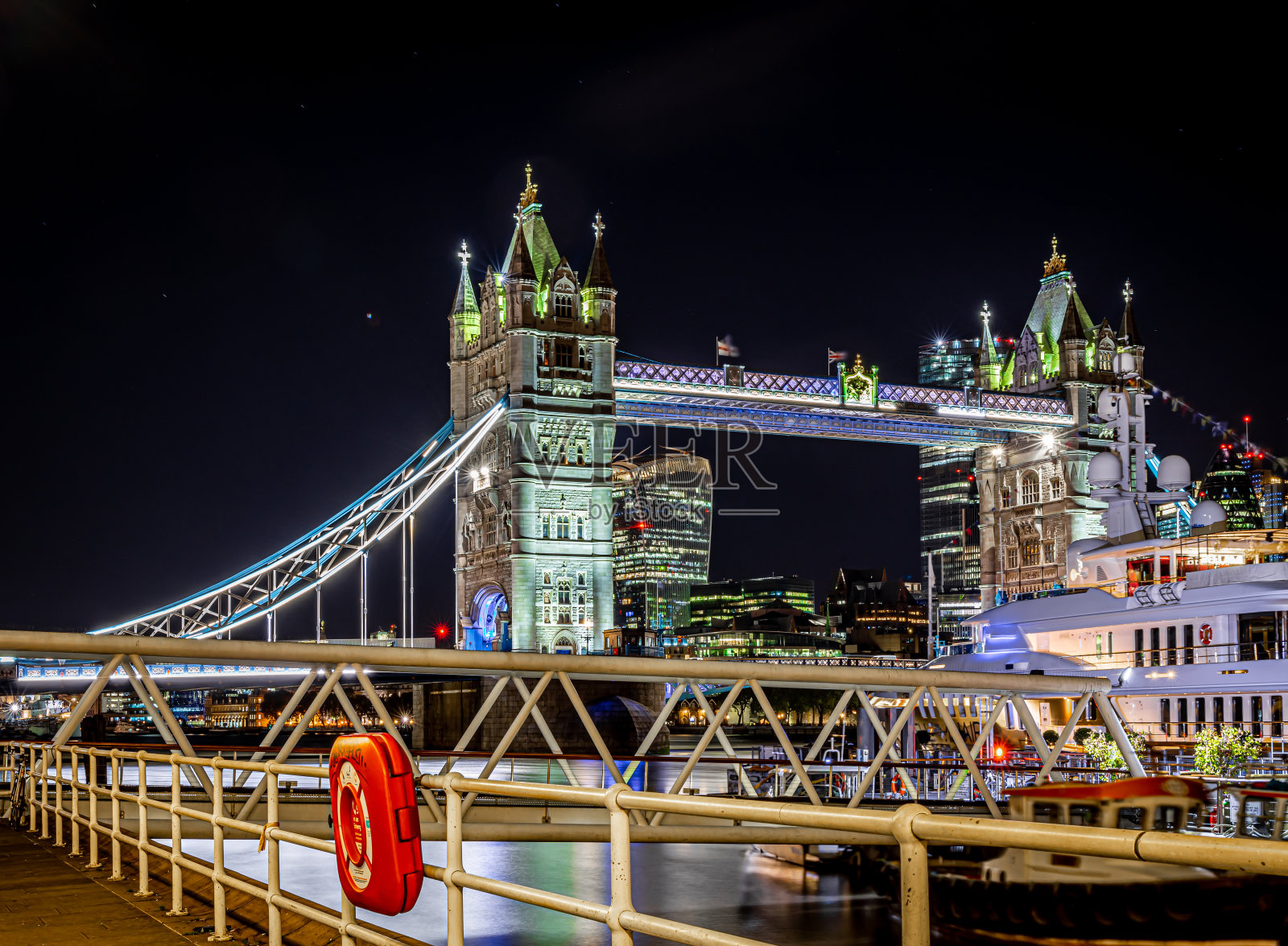 伦敦塔桥在长夜中暴露照片摄影图片