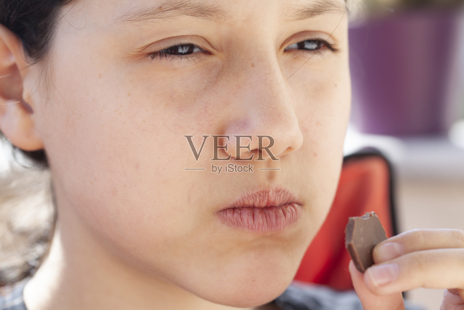 吃巧克力的女孩照片摄影图片