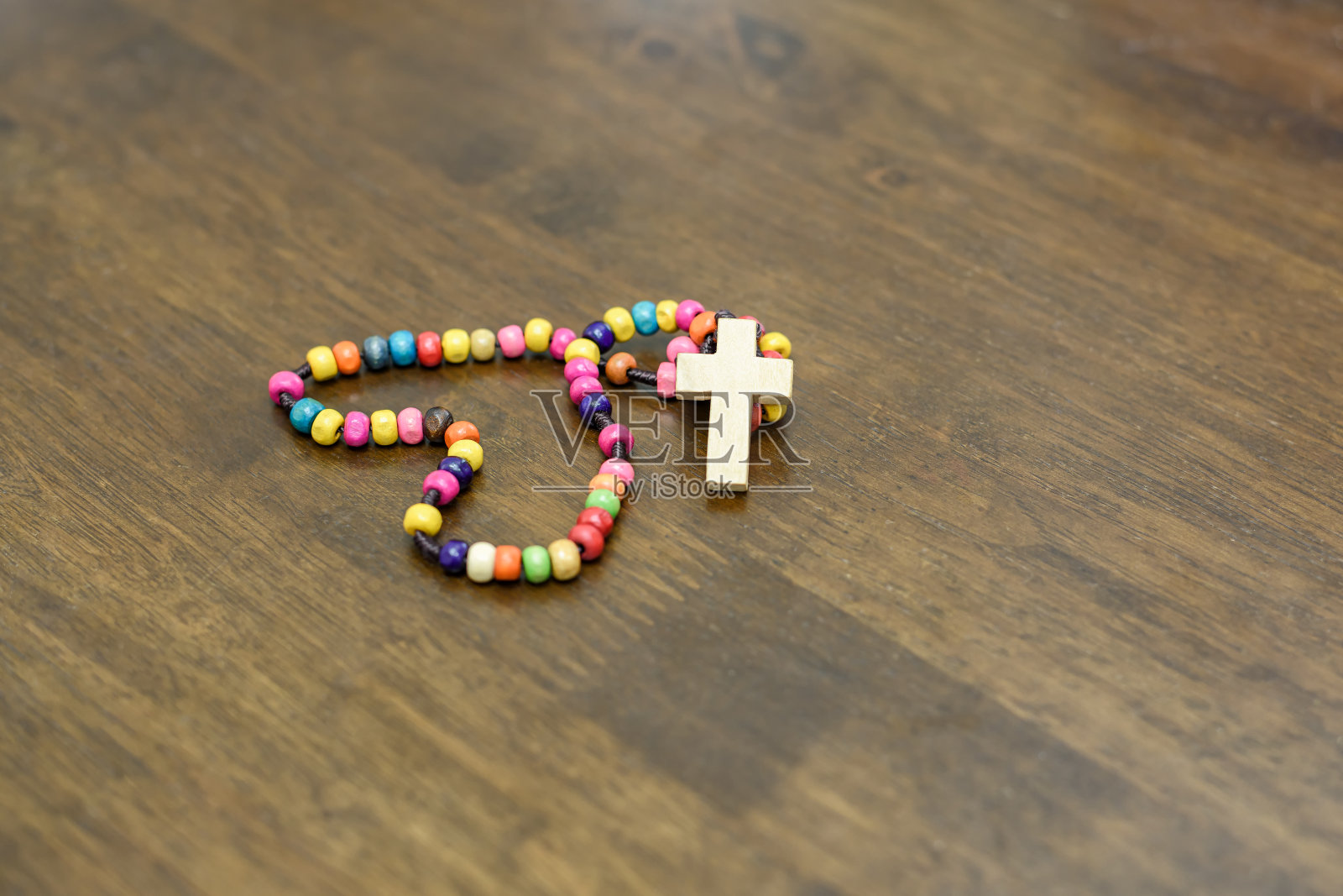 天主教的念珠放在木桌上照片摄影图片