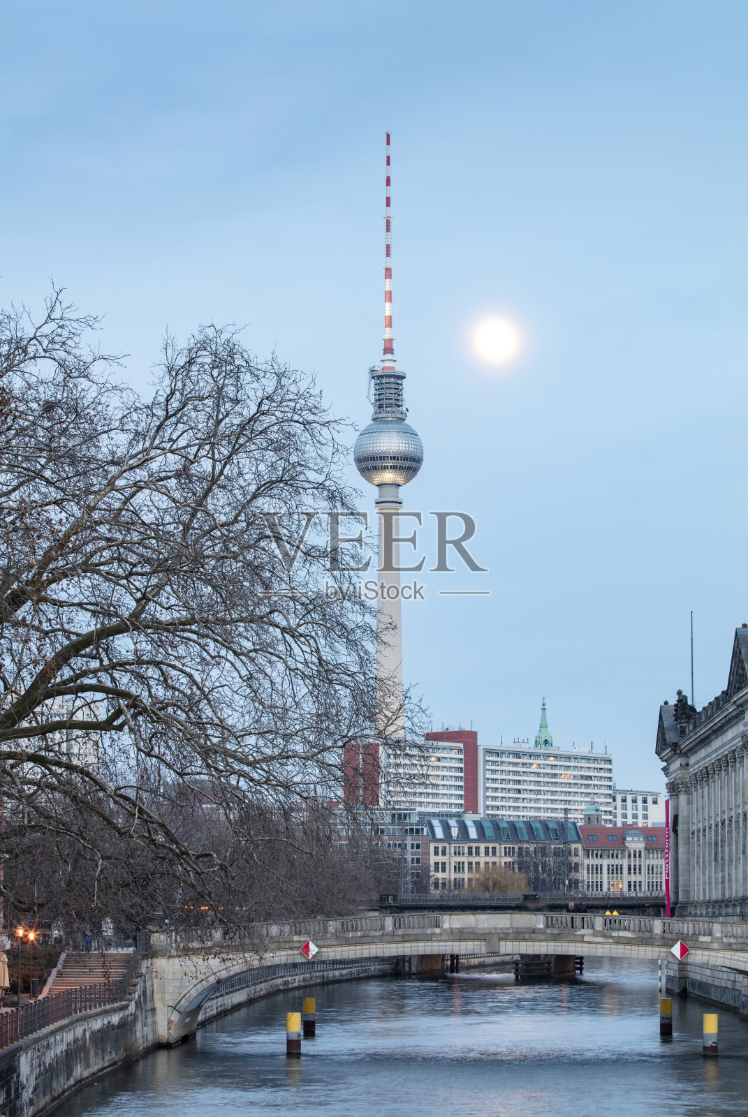 鸟瞰图柏林天际线和施普雷河在美丽的傍晚光在夏季日落，德国照片摄影图片