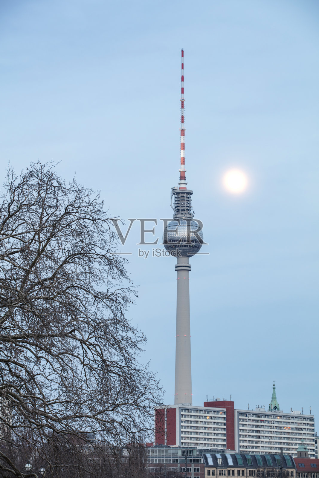鸟瞰图柏林天际线和施普雷河在美丽的傍晚光在夏季日落，德国照片摄影图片