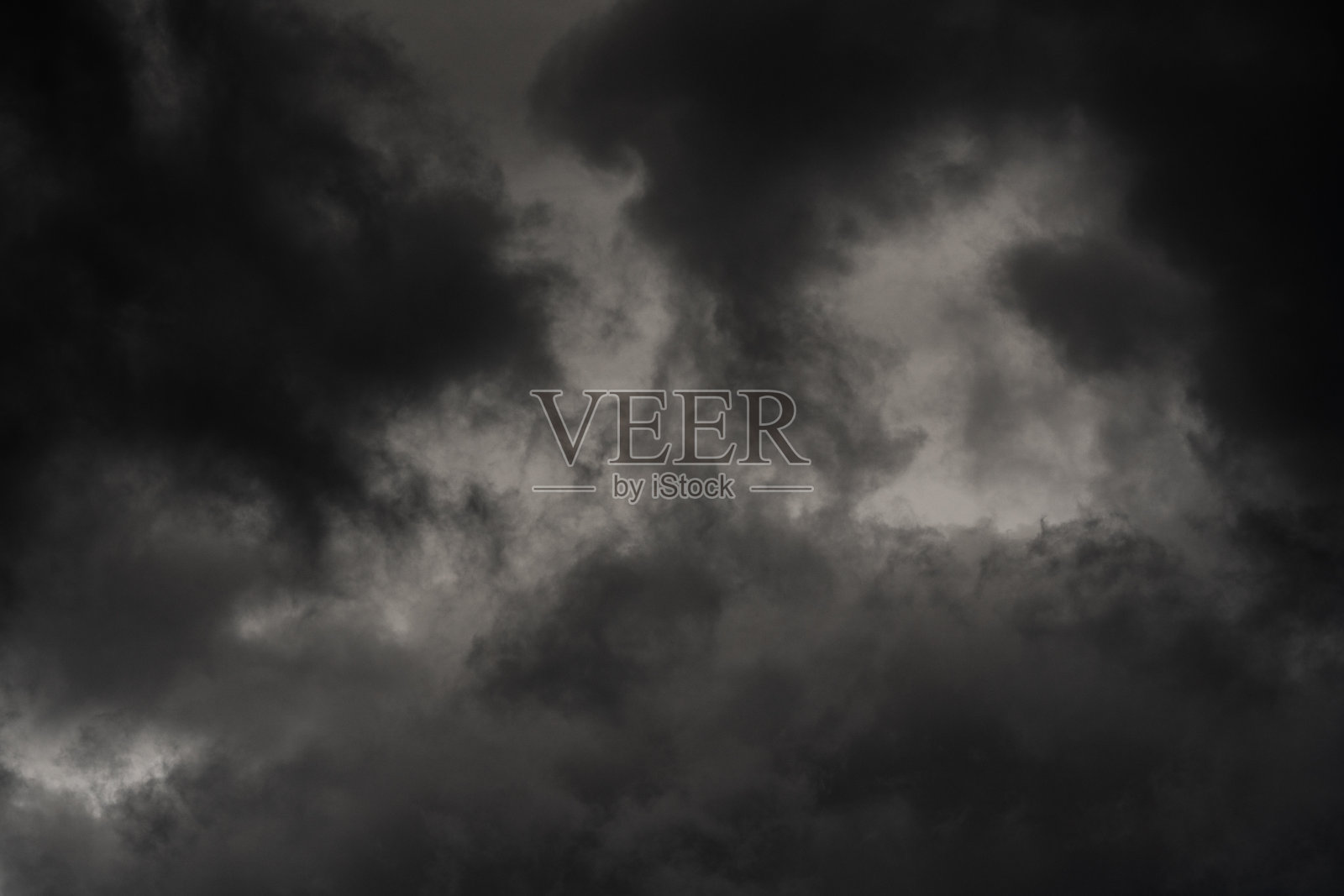 雨时黄昏天空中戏剧性的雷暴云。自然多云天气背景。Cloudscape抽象的形象照片摄影图片