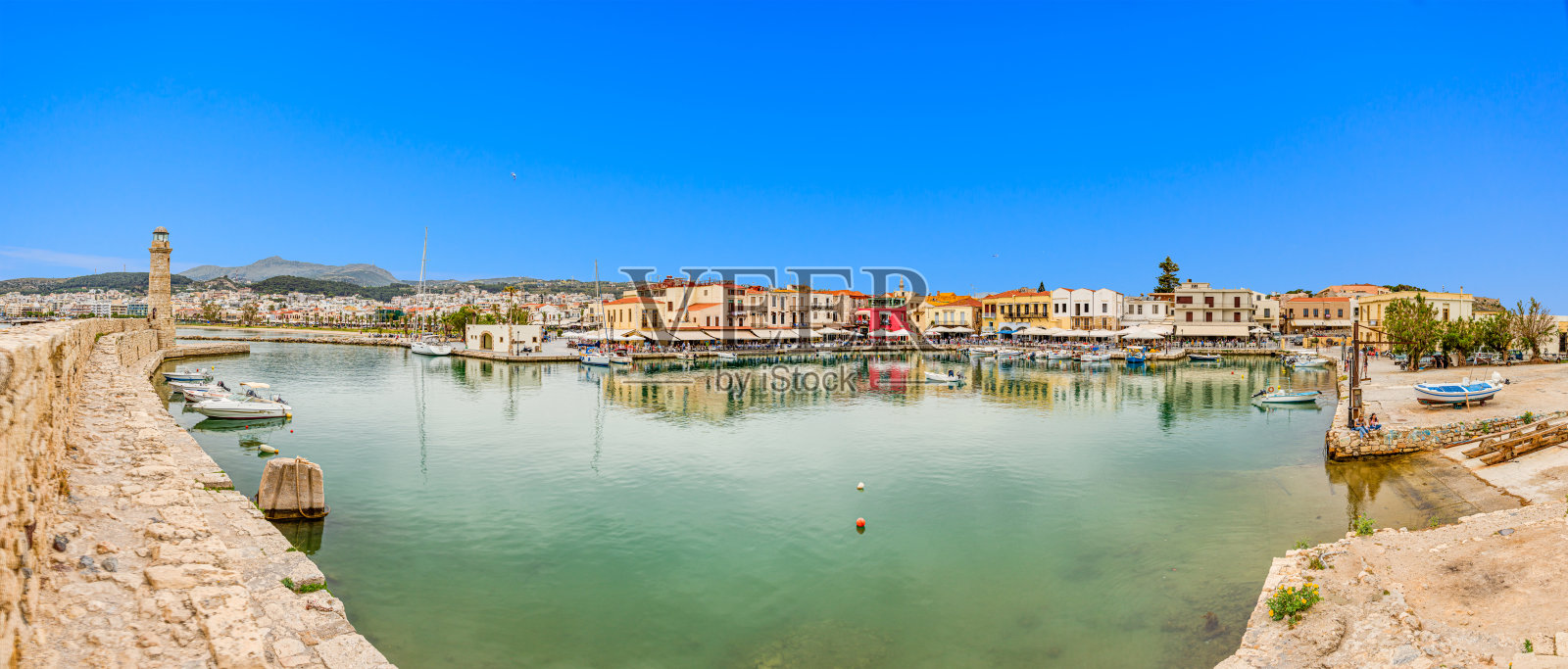 雷瑟姆诺海港全景图，海滨长廊和灯塔在夏天照片摄影图片