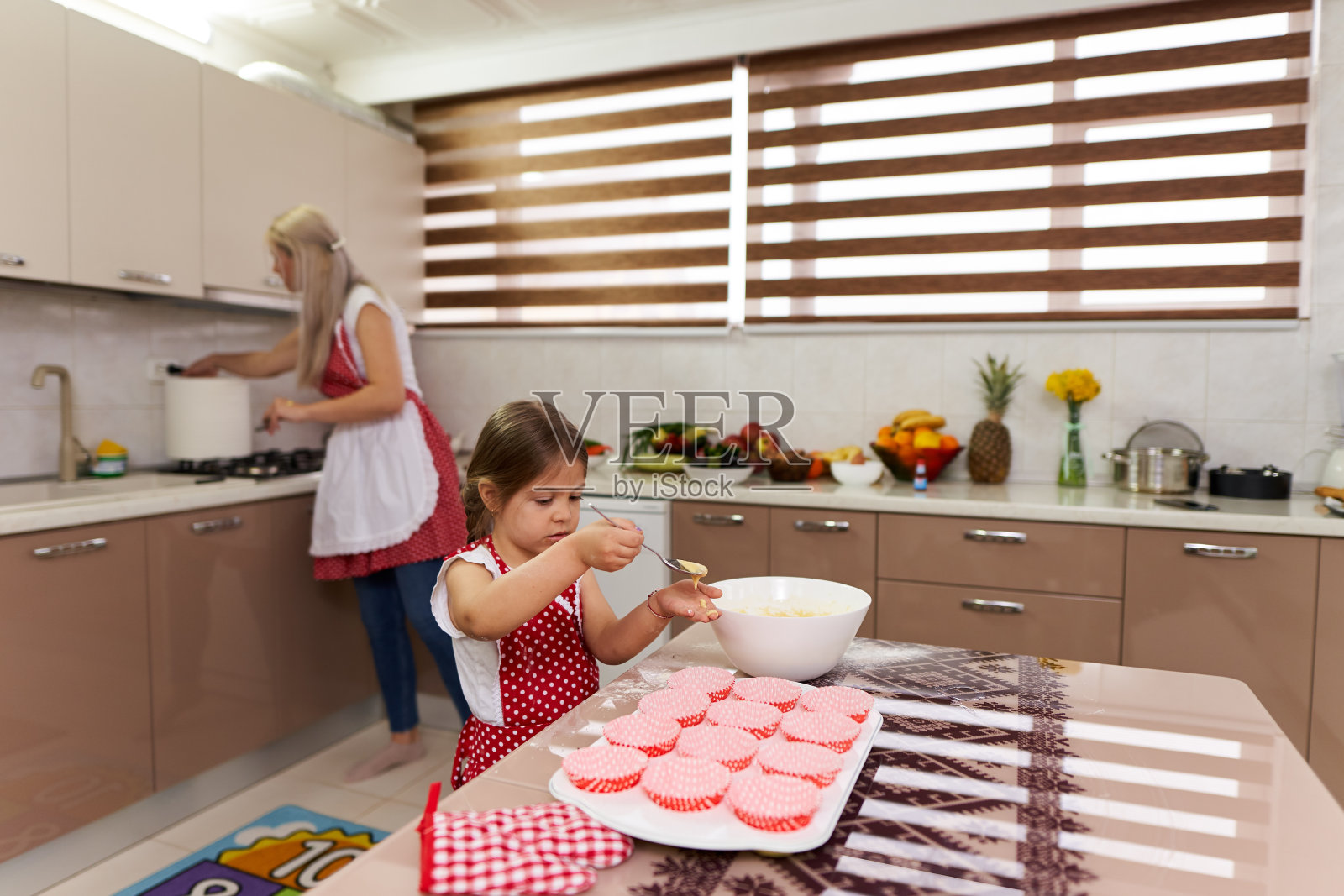 母亲和女儿在厨房里照片摄影图片