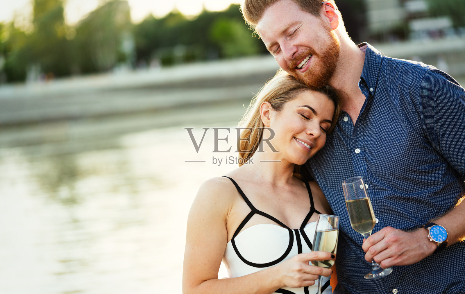 在派对上跳舞和饮酒的浪漫情侣照片摄影图片