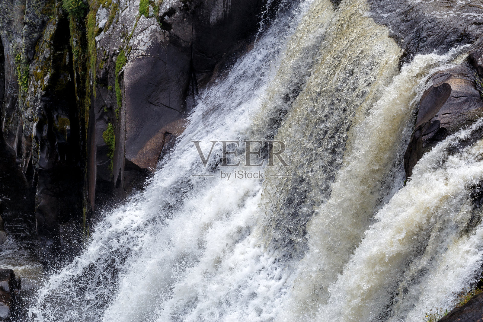 瀑布的特写镜头。强大的瀑布有力地落下。壮观而有力的瀑布。高力瀑布照片摄影图片