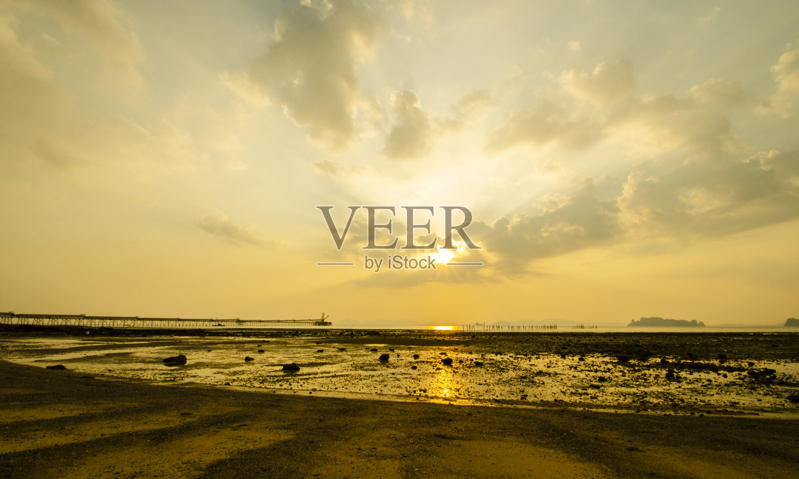 泰国甲米奥南海滩的壮观日落照片摄影图片