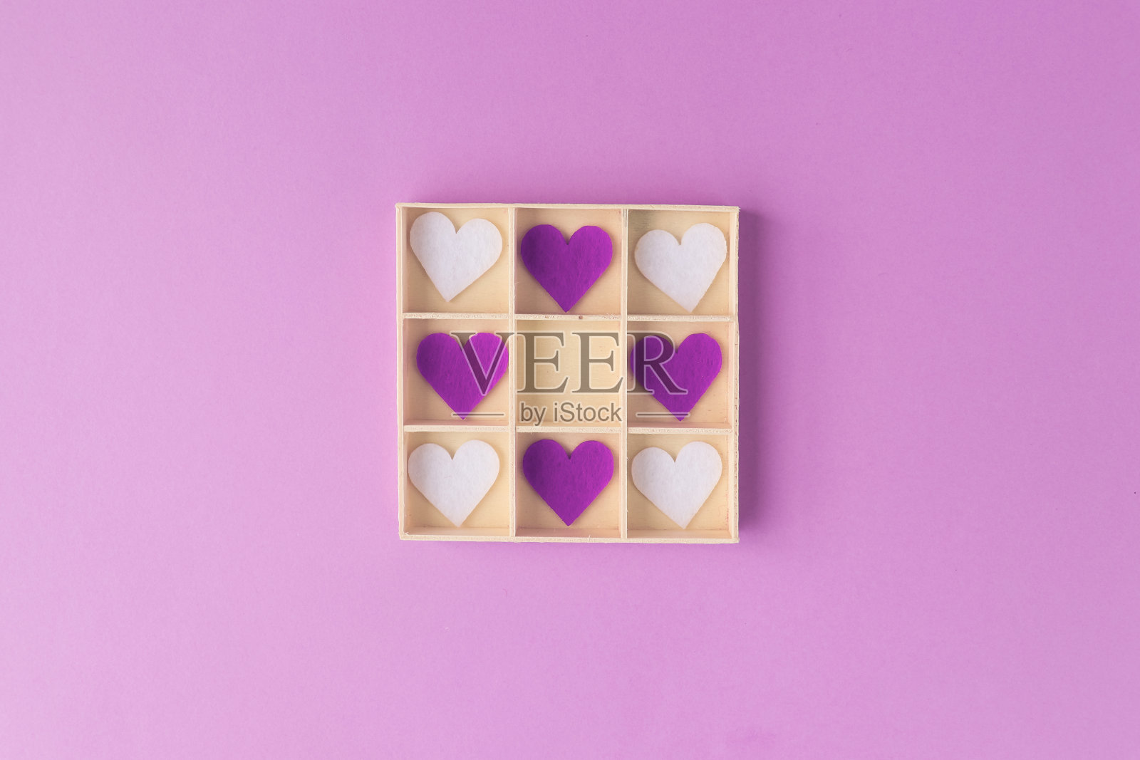 装饰白色和紫罗兰心木制形式。紫色的背景。平的背景。照片摄影图片