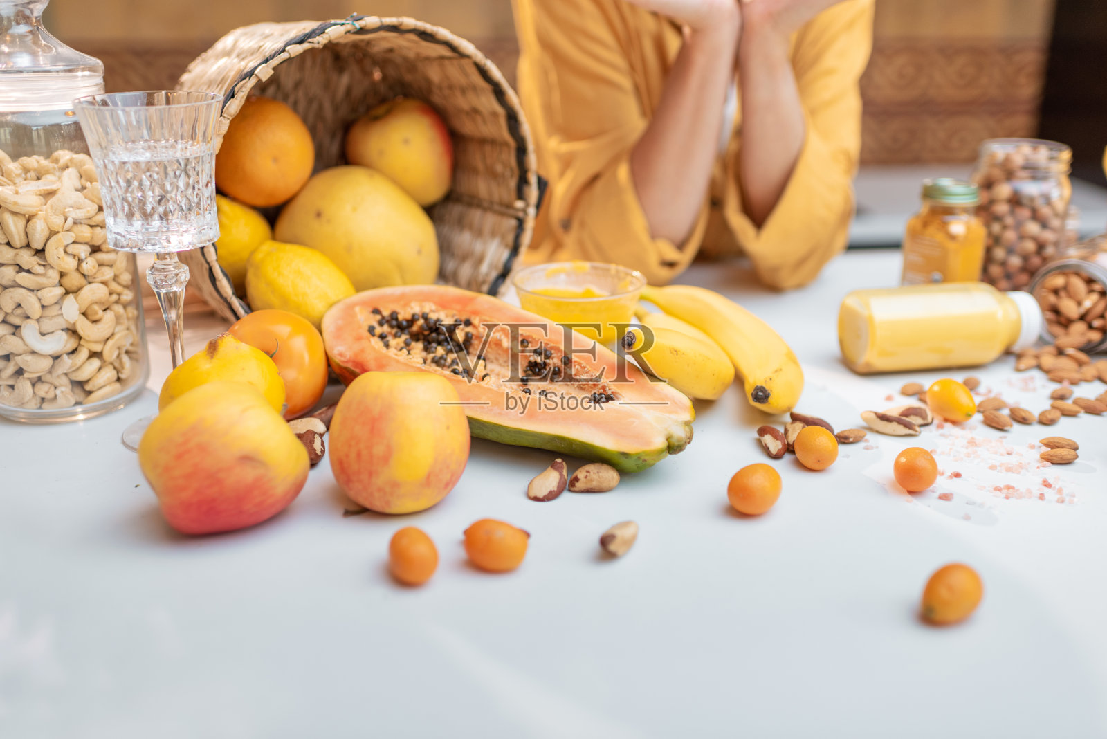 桌上有新鲜的水果和蔬菜照片摄影图片