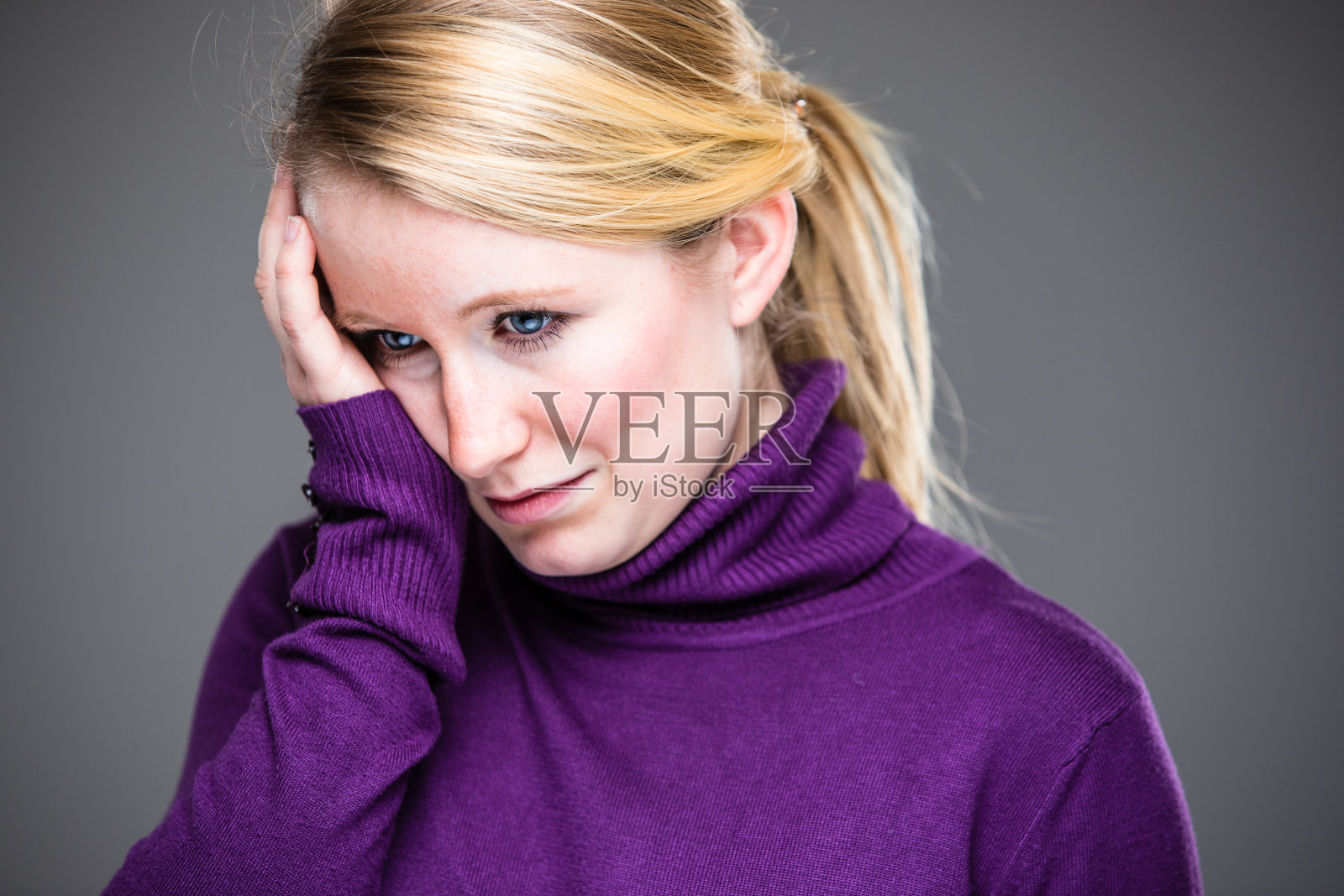 年轻女子的恐惧/焦虑/悔恨/不确定照片摄影图片