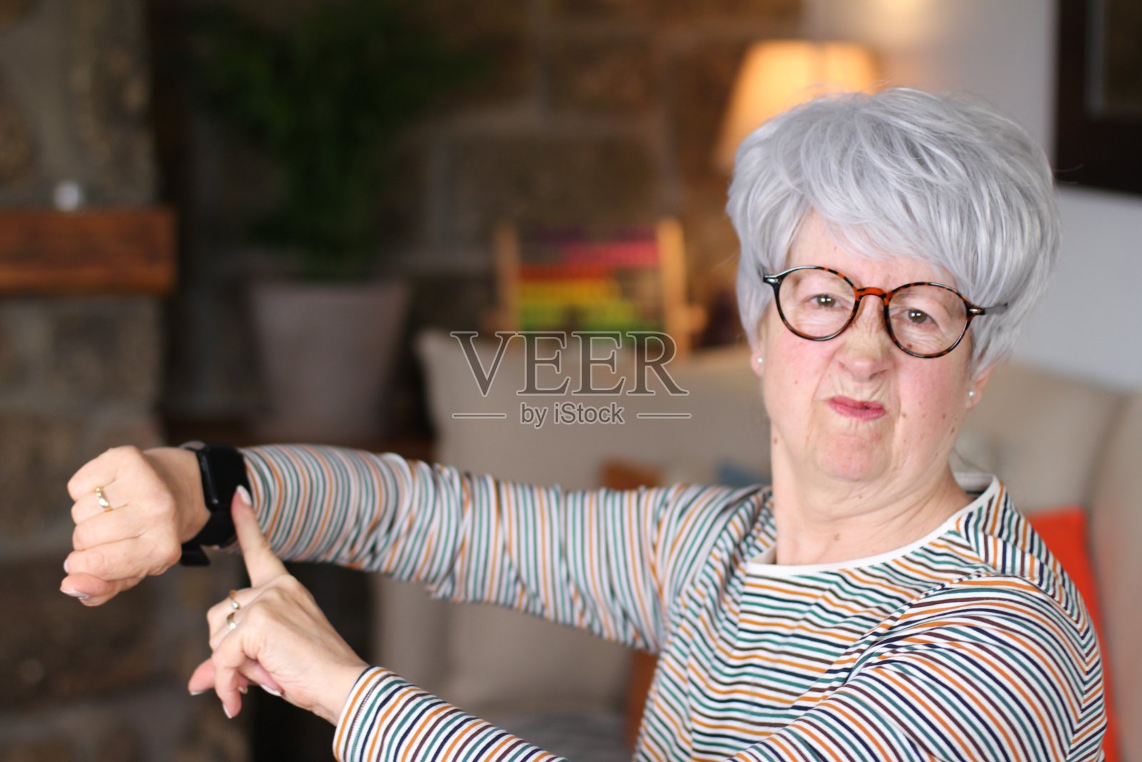 年长的女士抱怨准时性问题照片摄影图片