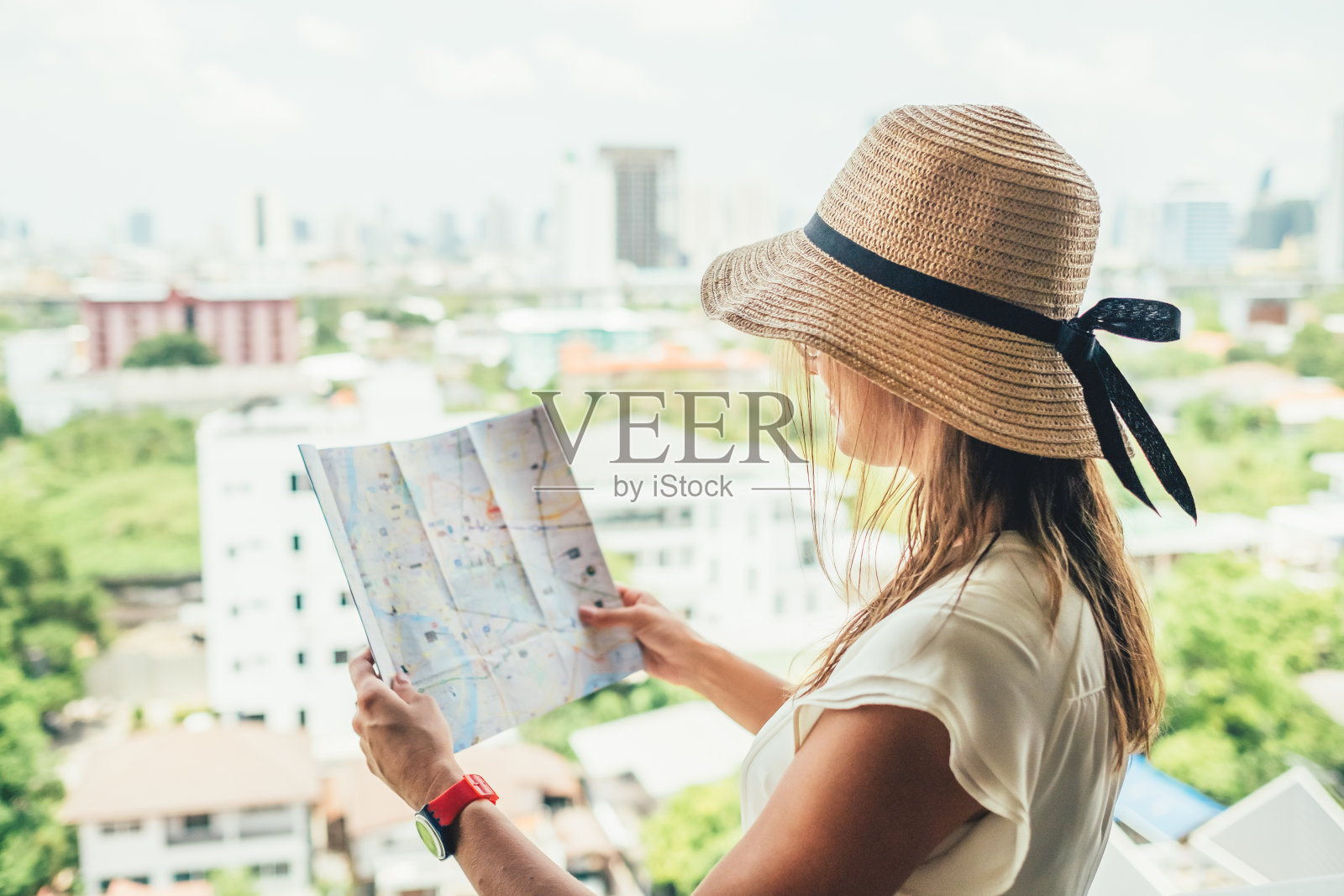 困惑的女性拿着目的地地图寻找观光点照片摄影图片