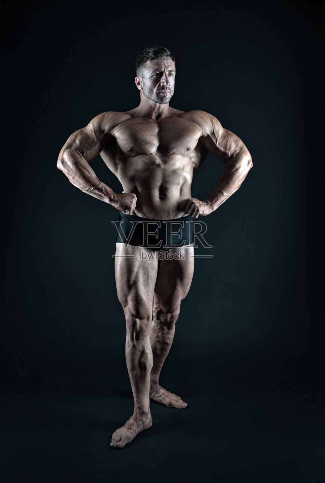 展示肌肉的健壮的健美运动员照片摄影图片