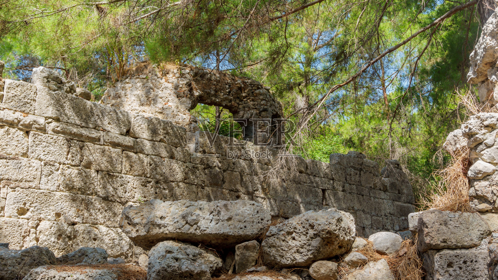 夏天的风景。一座古城的遗迹。照片摄影图片
