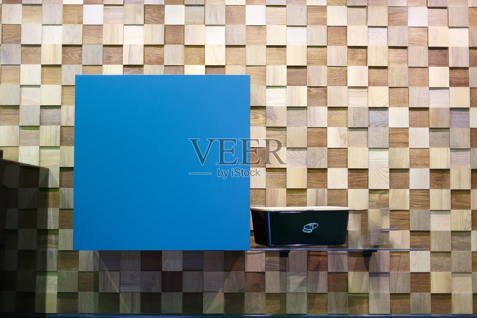 橱柜在厨房的一面木墙上照片摄影图片