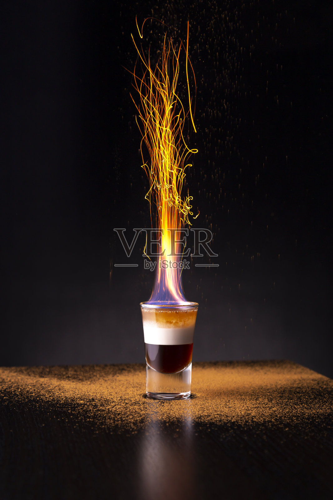 b - 52燃烧鸡尾酒照片摄影图片