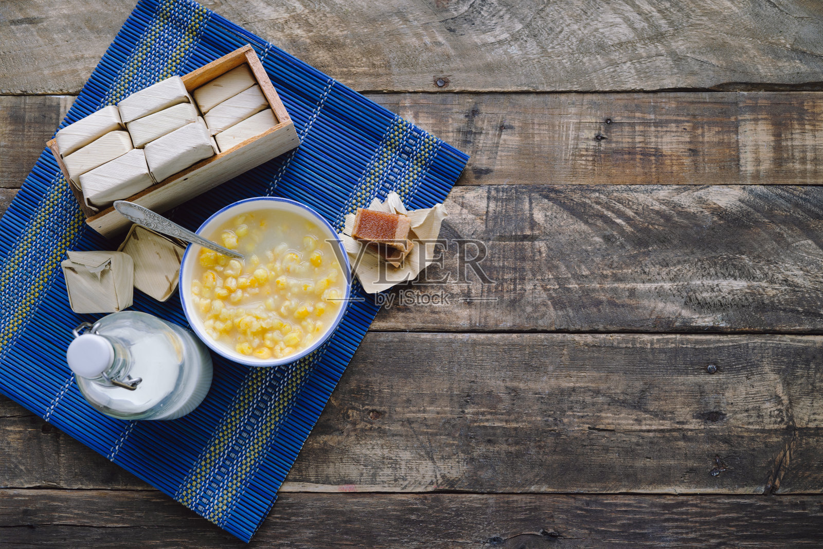 马扎莫拉杯，番石榴三明治和奶瓶在一个质朴的木制底座上。拉丁食品的概念。副本的空间。照片摄影图片