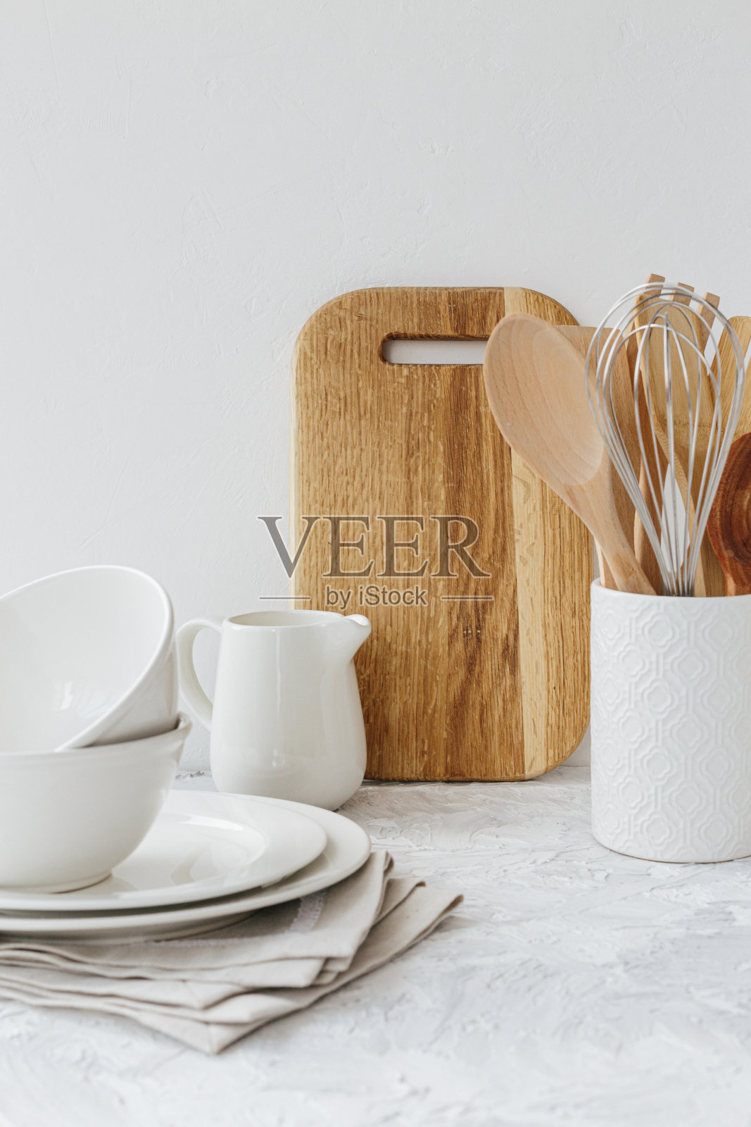 厨房里白色的餐具，木器放在桌子上。照片摄影图片