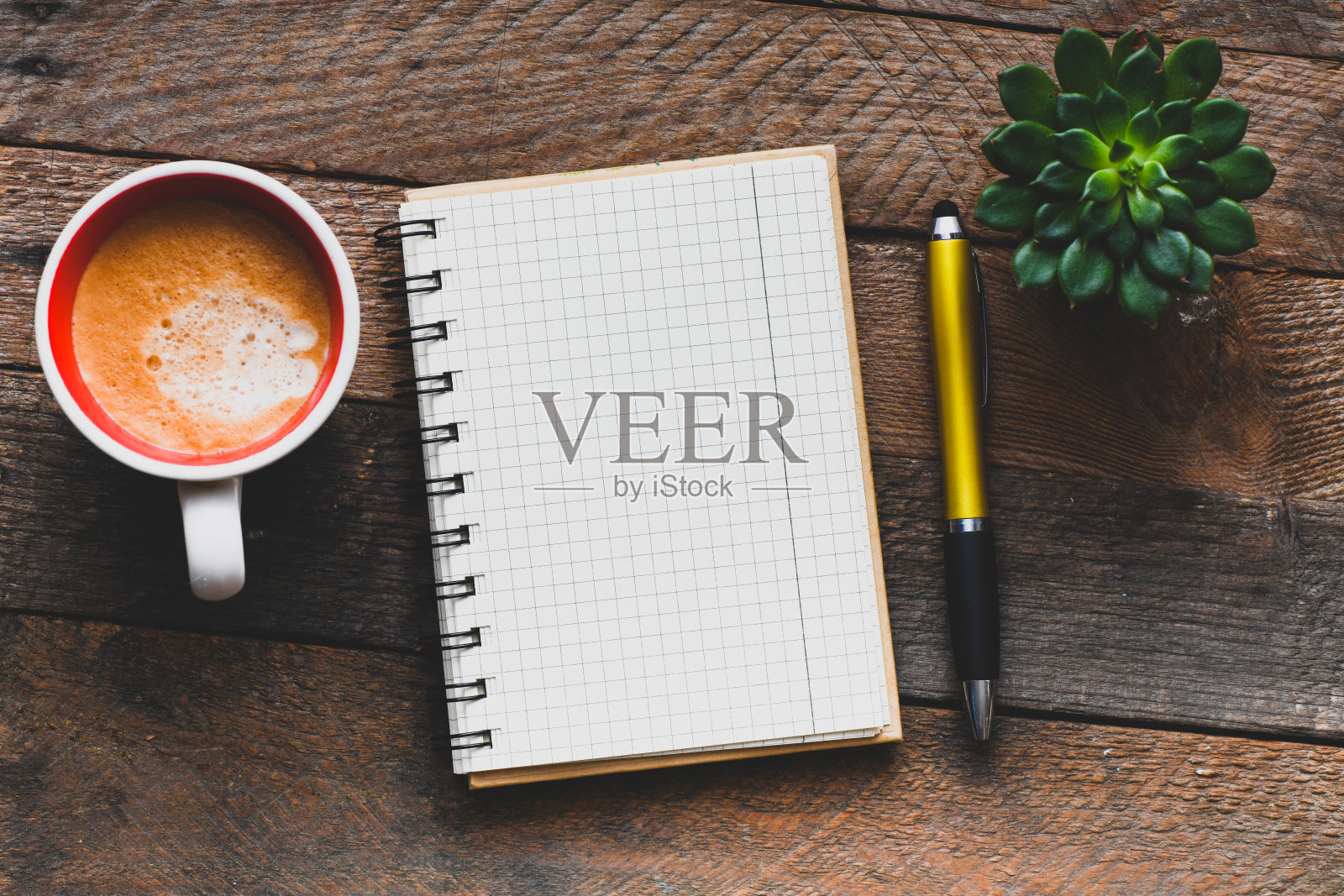 办公木桌上放着空白记事本和咖啡杯照片摄影图片