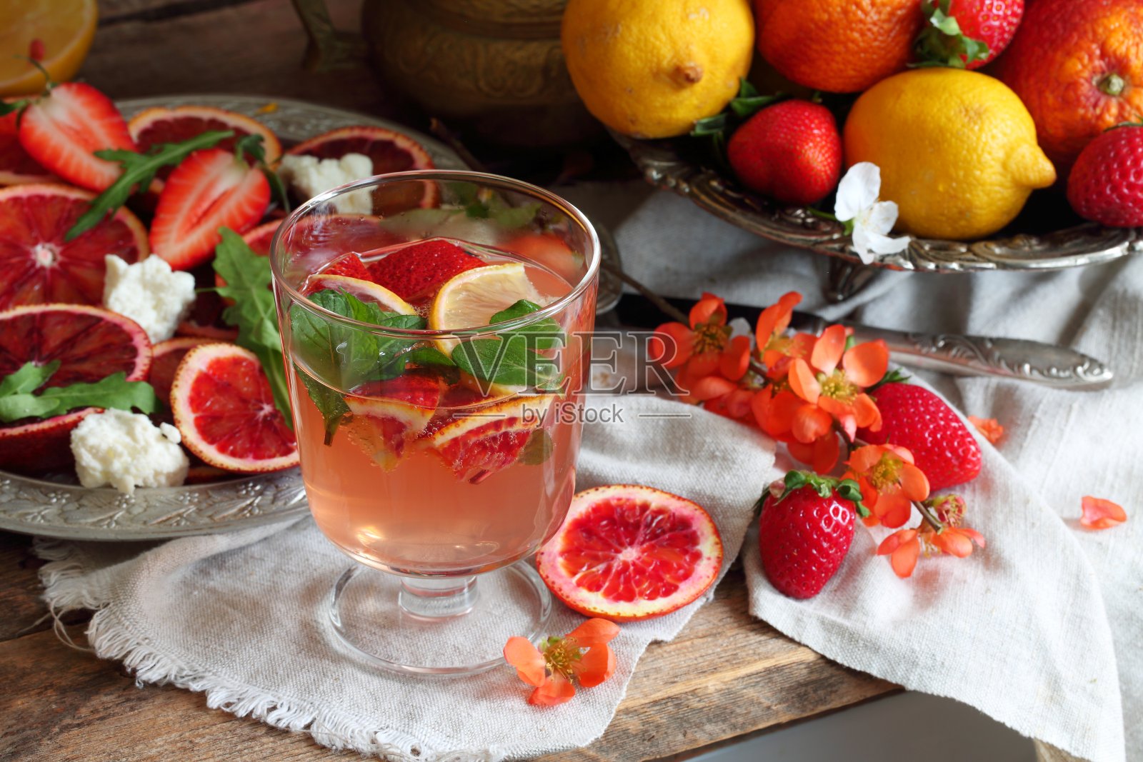 静物画配上红橙鸡尾酒照片摄影图片