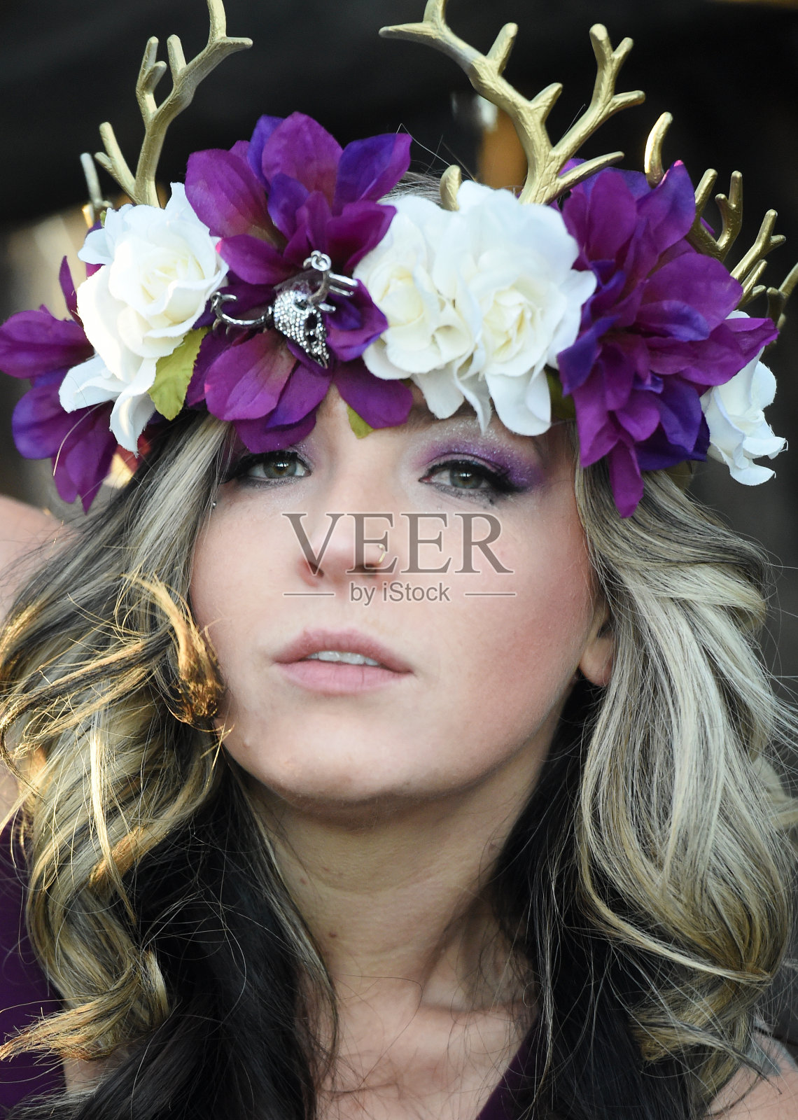 深情的模特凝视照片摄影图片