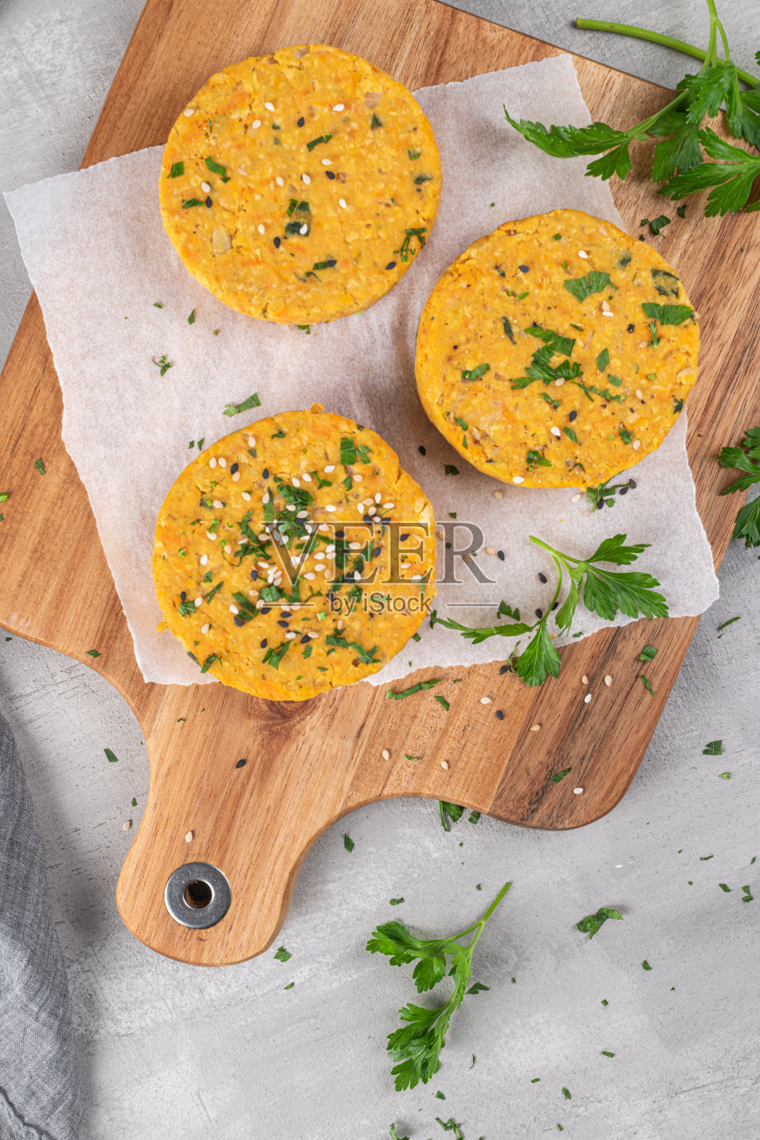 厨房台面上有鹰嘴豆、蔬菜和欧芹叶的生蔬菜汉堡照片摄影图片