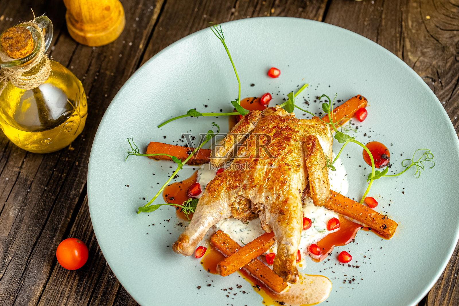 木制的乡村背景，顶部和侧面，在一个圆盘子上，整只烤鸡，蔬菜，叉子，刀，面包，绿色蔬菜照片摄影图片