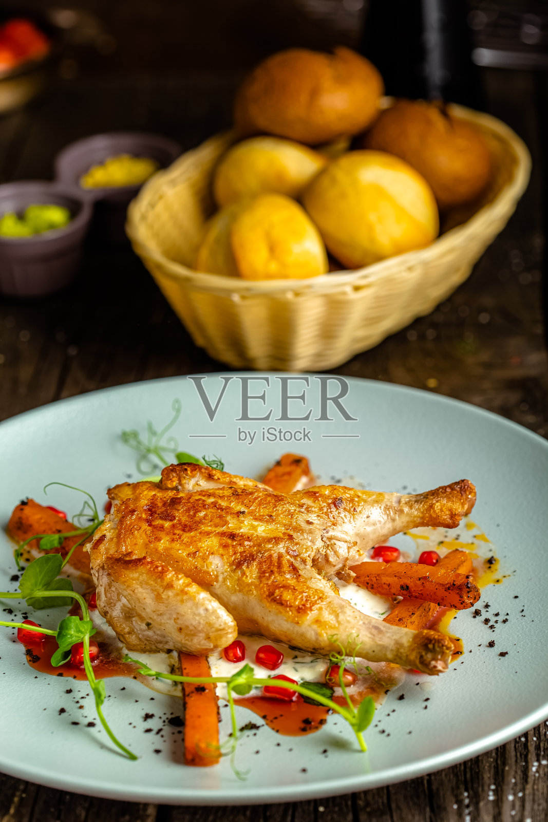 木制的乡村背景，顶部和侧面，在一个圆盘子上，整只烤鸡，蔬菜，叉子，刀，面包，绿色蔬菜照片摄影图片