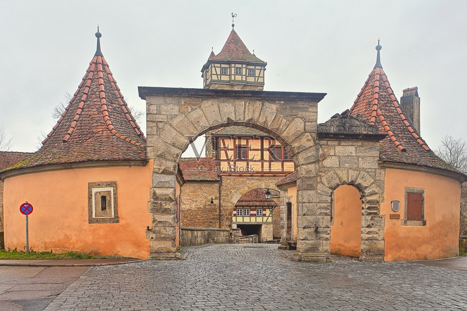 这是通往德国城市罗滕堡的中央大门照片摄影图片