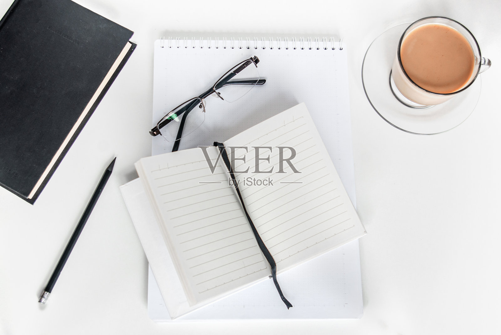 一个记事本，一杯咖啡和一支铅笔。拷贝空间，在家工作，工作场所照片摄影图片