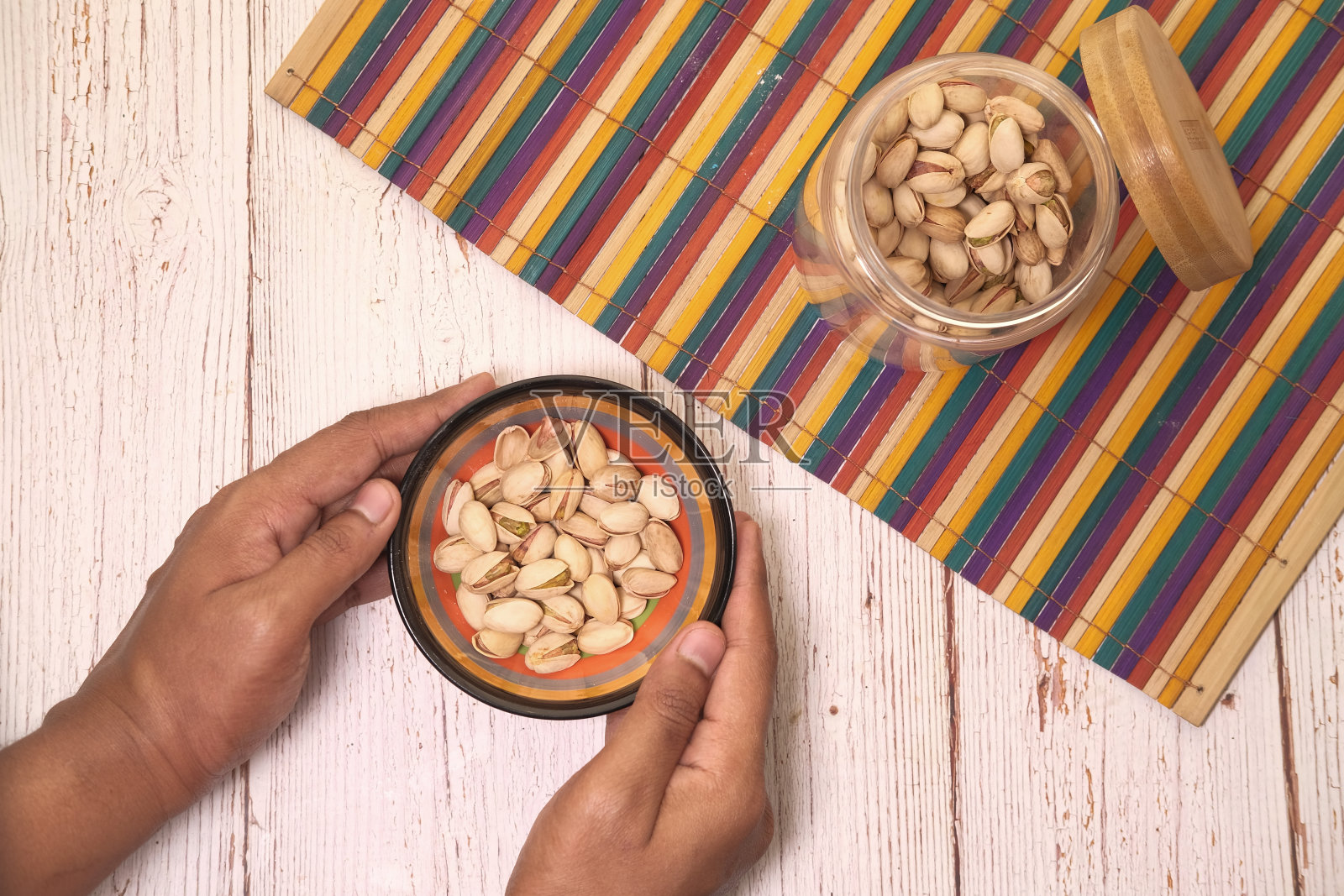 高角度的开心果坚果在一个弓照片摄影图片