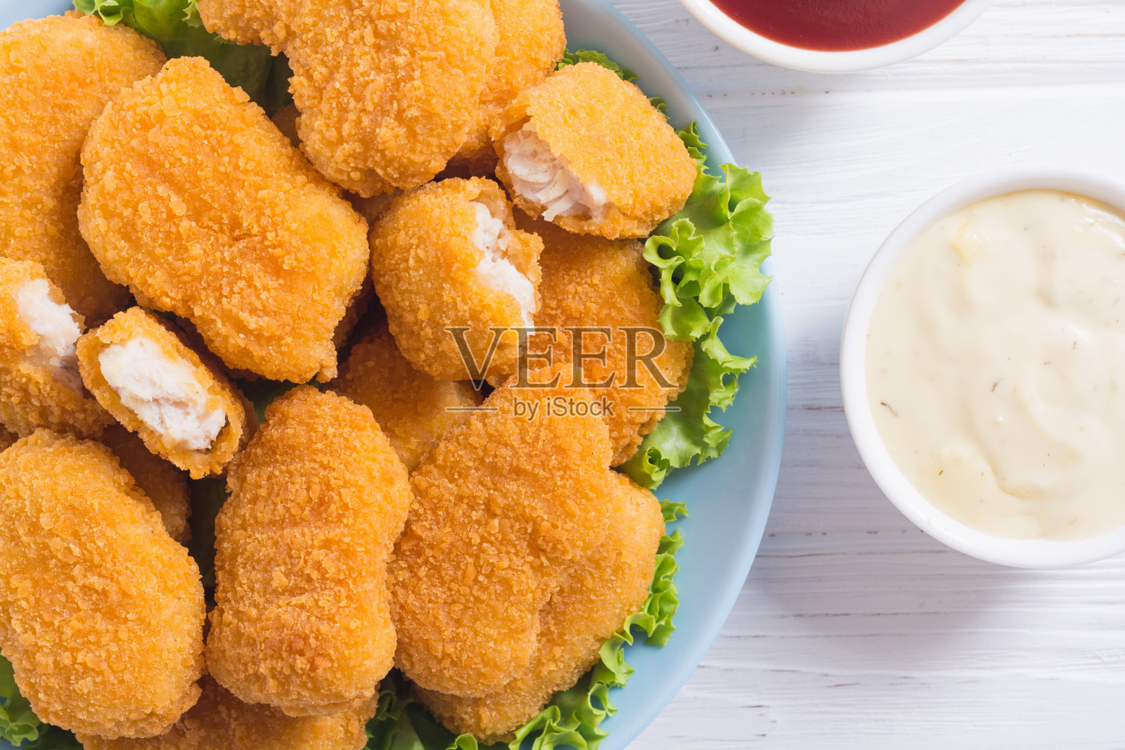 盘里的鸡块，背景是乡村照片摄影图片