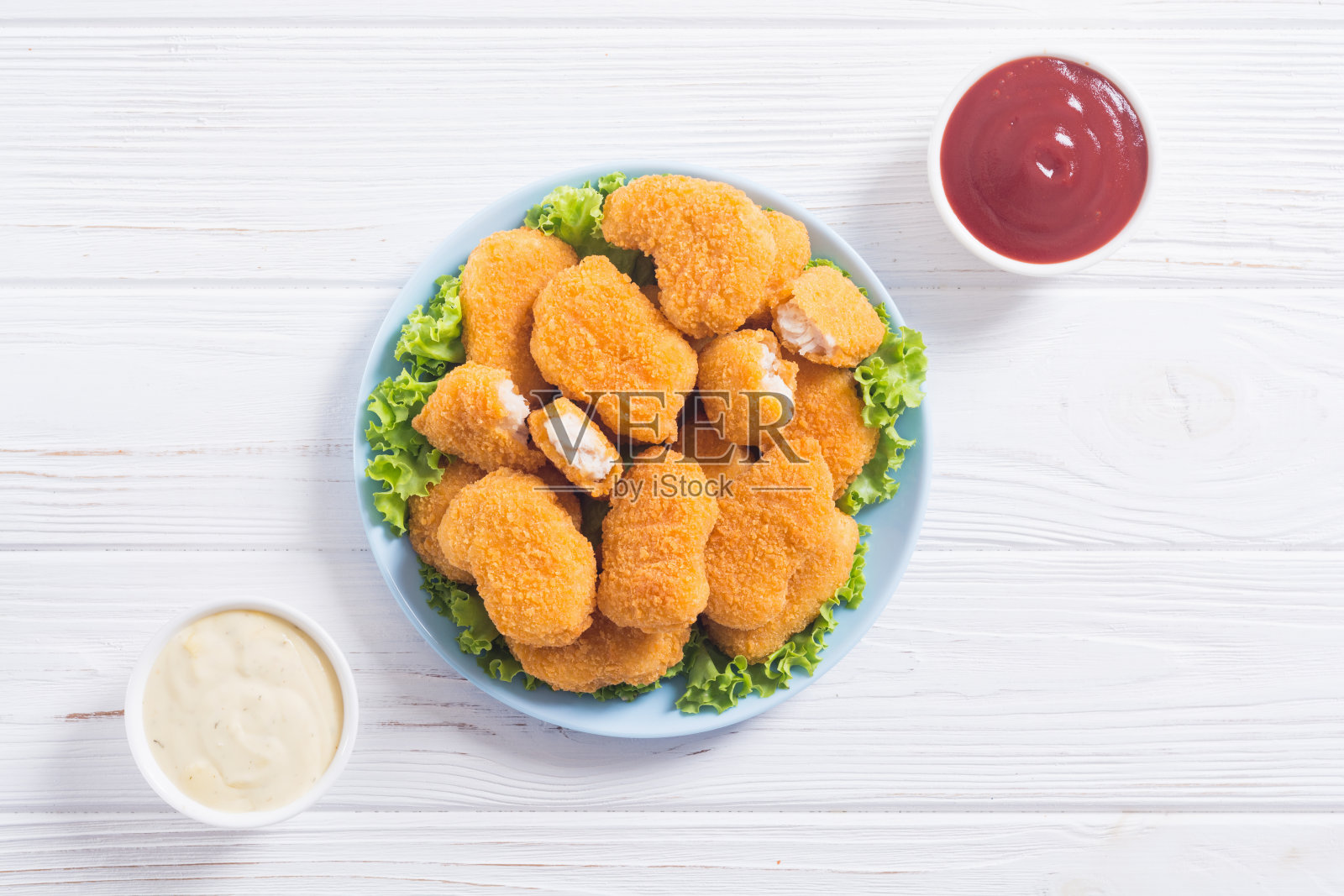 盘里的鸡块，背景是乡村照片摄影图片