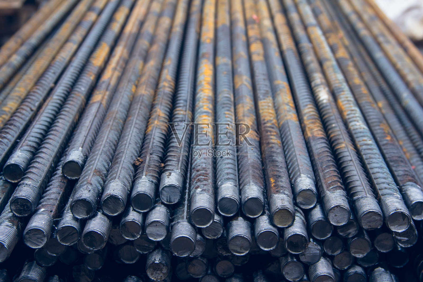 在建筑工地使用钢筋加固。混凝土工程用钢筋照片摄影图片