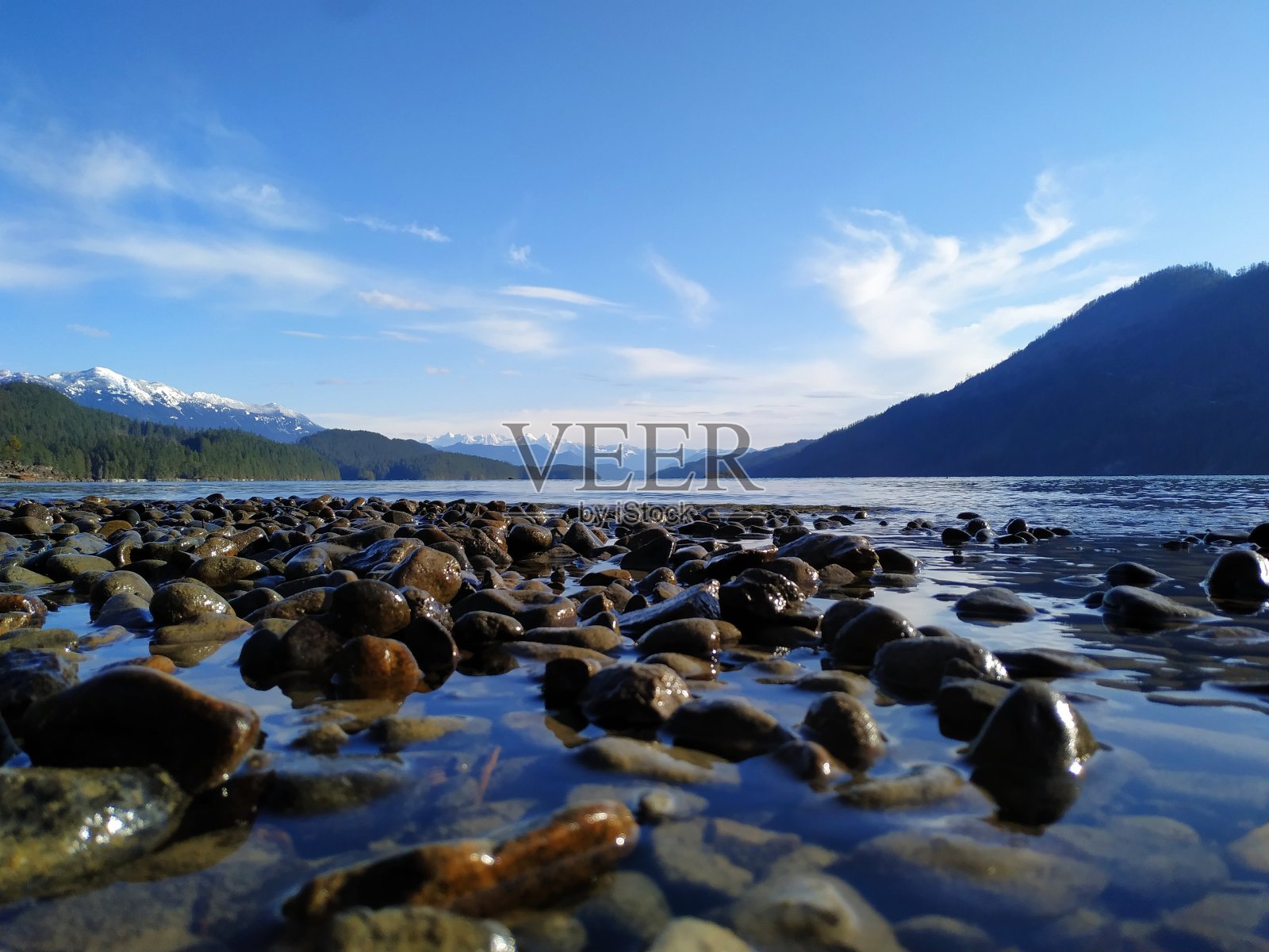 湖上的岩石照片摄影图片