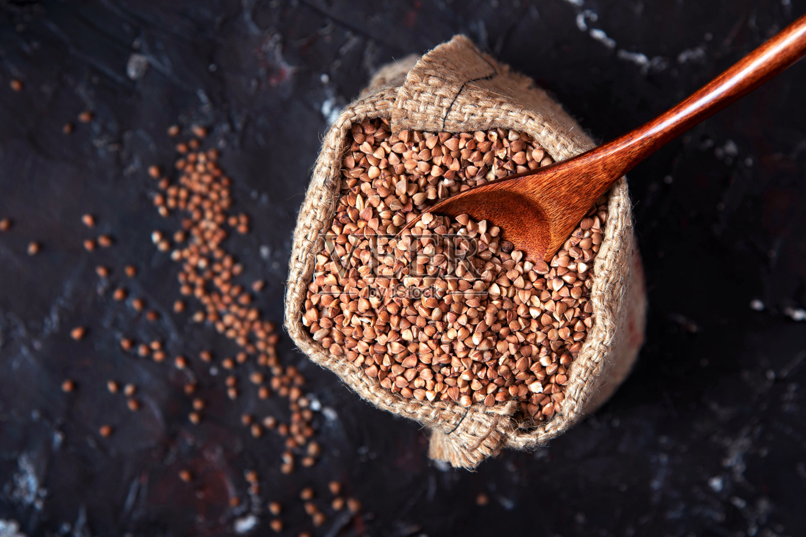 荞麦粗麻袋在黑暗的背景照片摄影图片