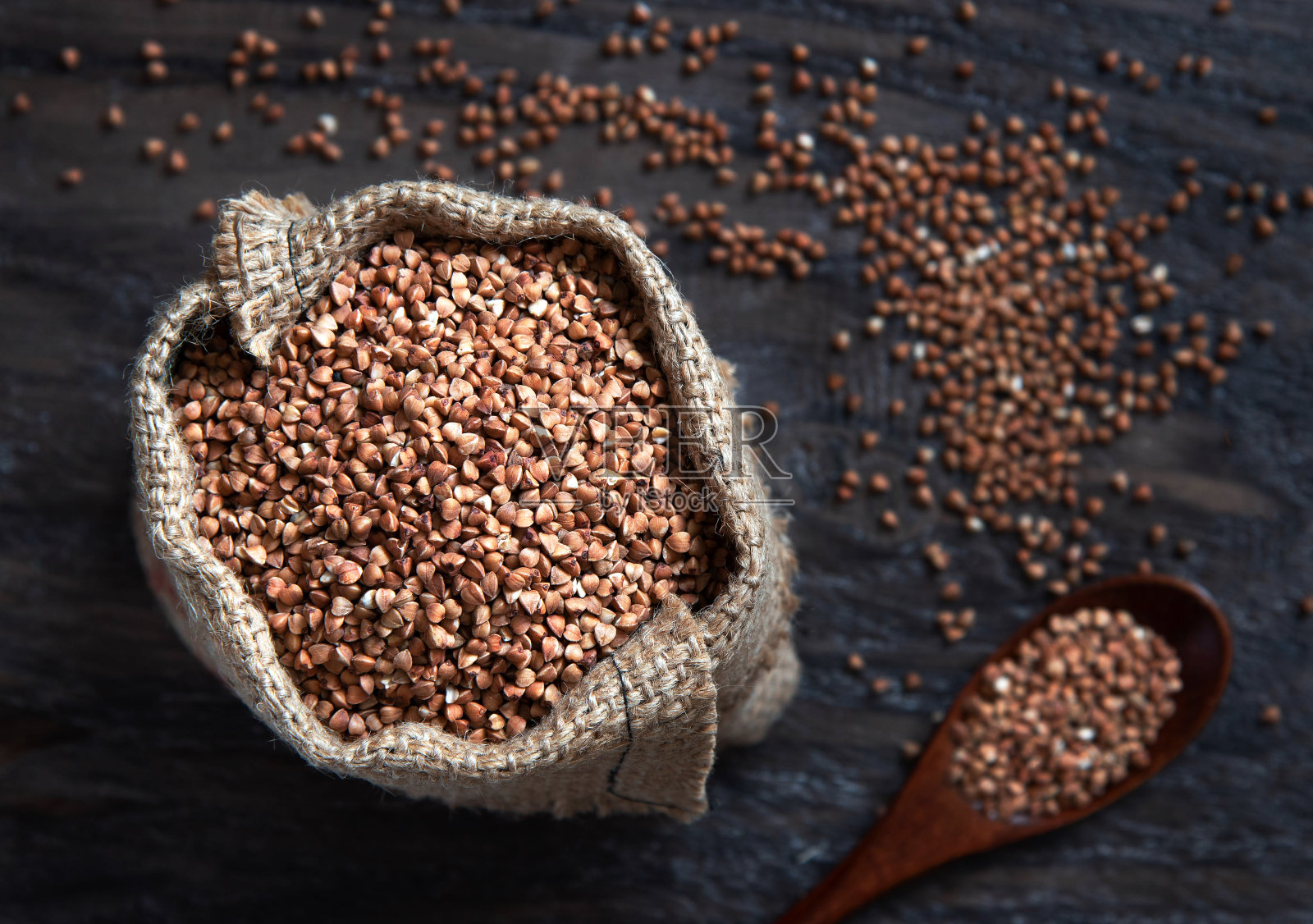 荞麦粗麻袋在黑暗的背景照片摄影图片