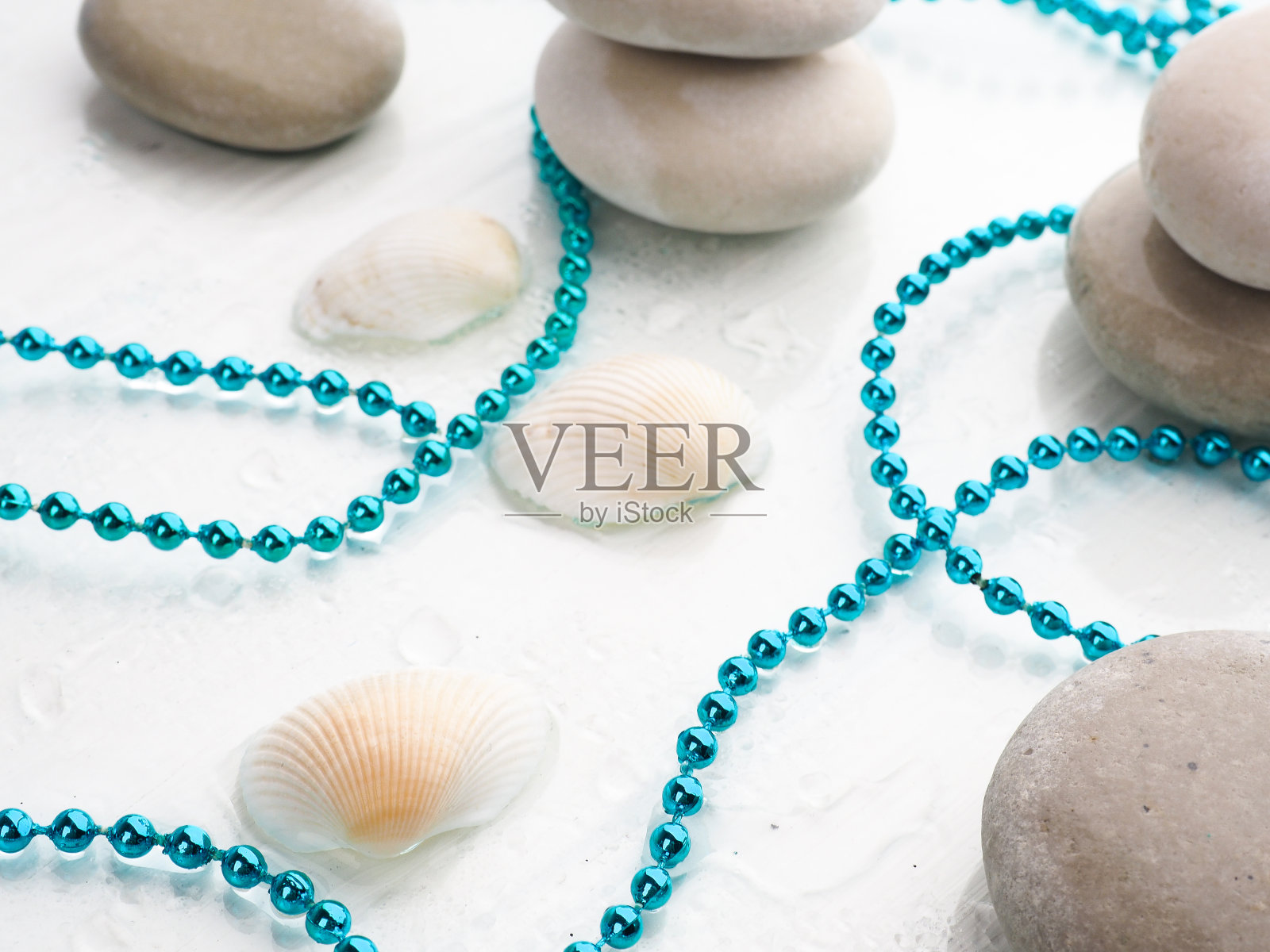 成堆的石头，贝壳和海星特写在白色的背景照片摄影图片