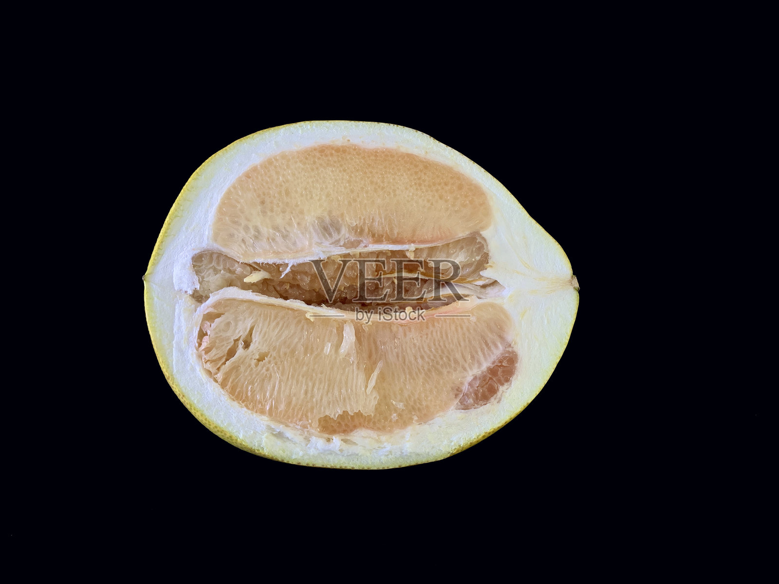 成熟的帕梅拉剪着短发，背景是黑色。半个大葡萄柚。概念:柑橘类饮食，天然维生素，水果。照片摄影图片