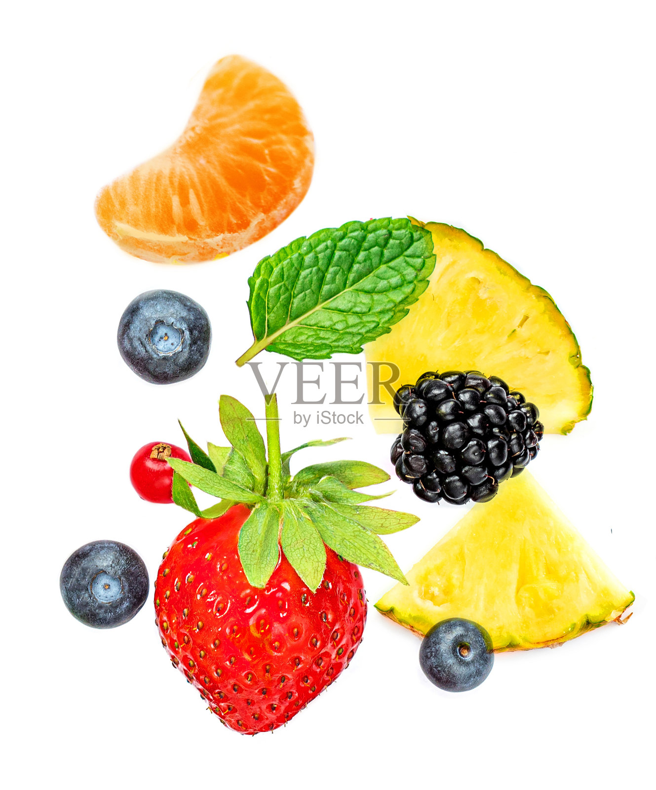 新鲜浆果孤立在白色背景，俯视图。草莓，覆盆子，蓝莓和薄荷叶，平铺照片摄影图片