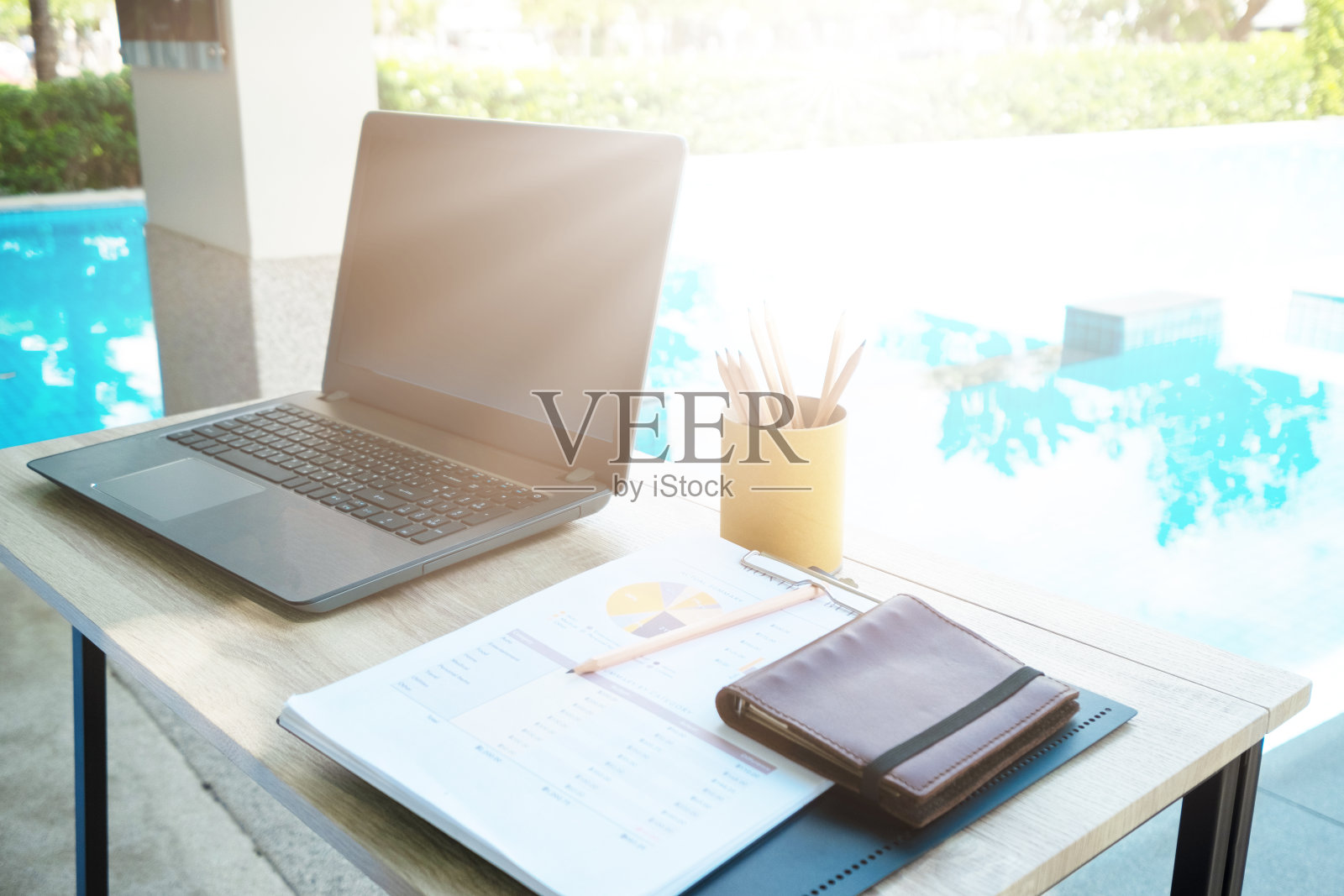 工作场所在家庭办公室。照片摄影图片