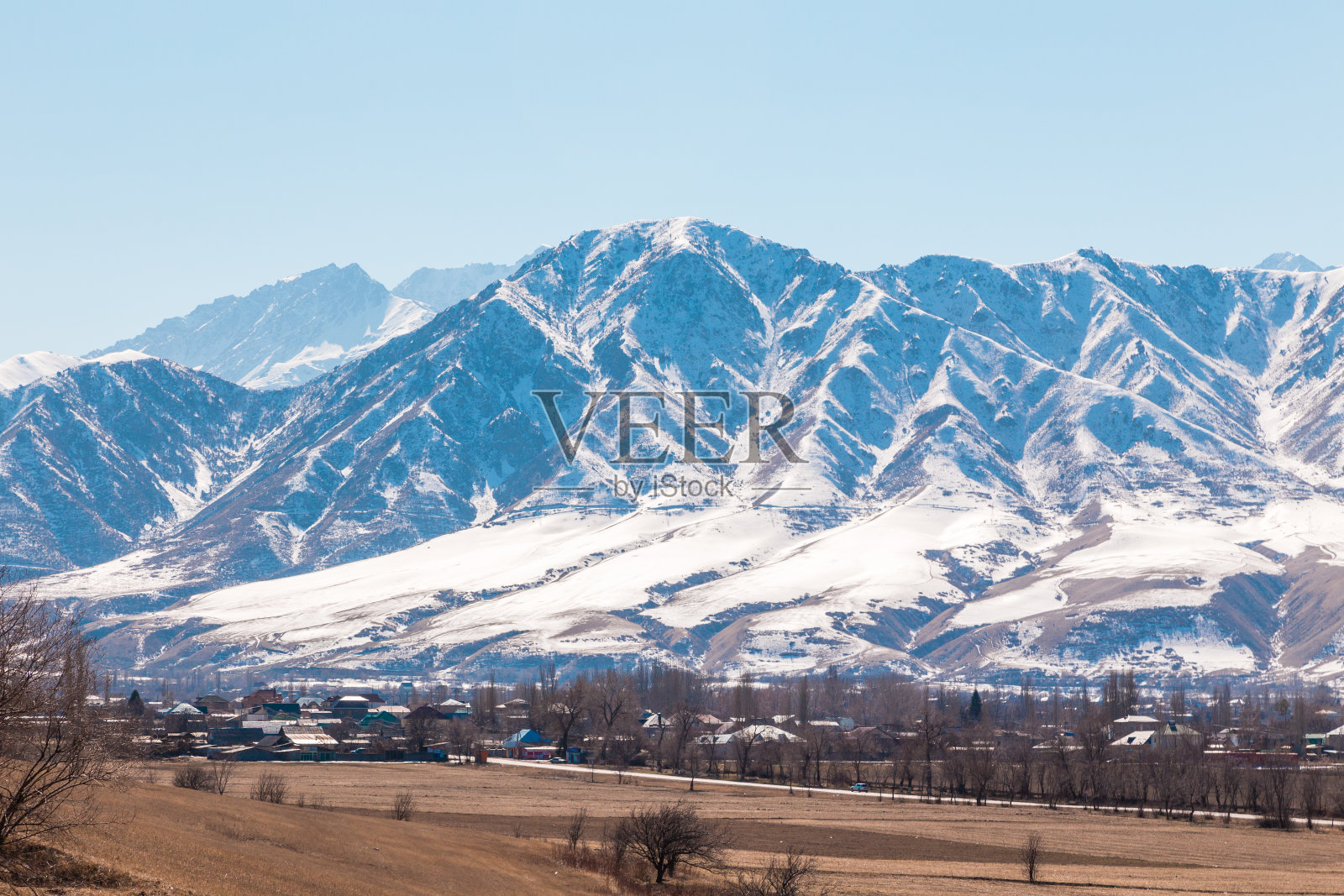 山上有融化的雪。冬天的结束，春天的开始。吉尔吉斯斯坦照片摄影图片
