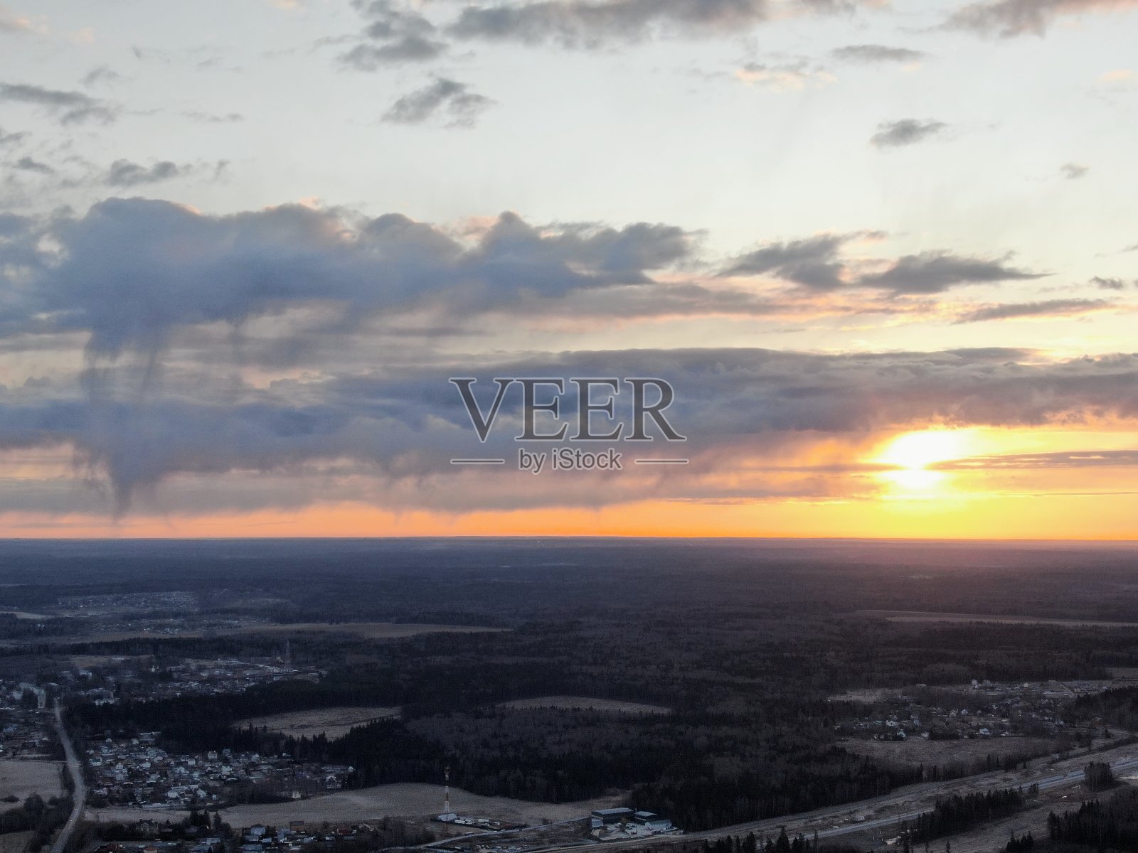 鸟瞰图是一幅美丽的早晨全景图，云彩在升起的太阳的光线下。从高空升起的曙光照片摄影图片