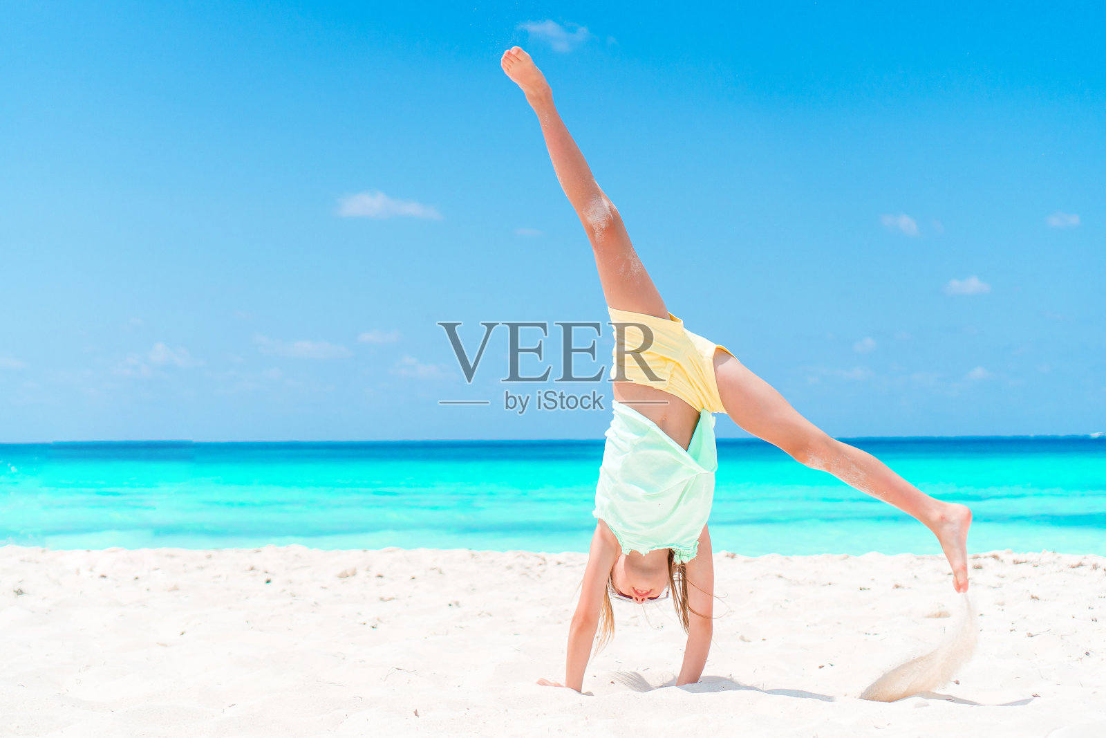 可爱的小女孩有乐趣在热带海滩度假照片摄影图片