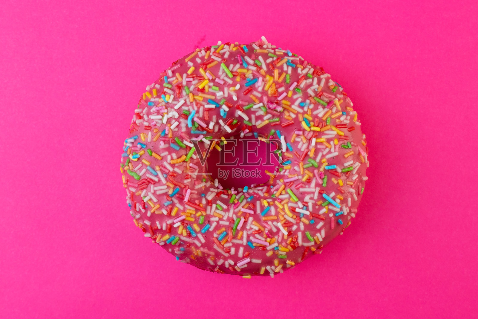 美味的甜的甜甜圈。前视图。明亮和彩色的撒甜甜圈近距离微距镜头照片摄影图片