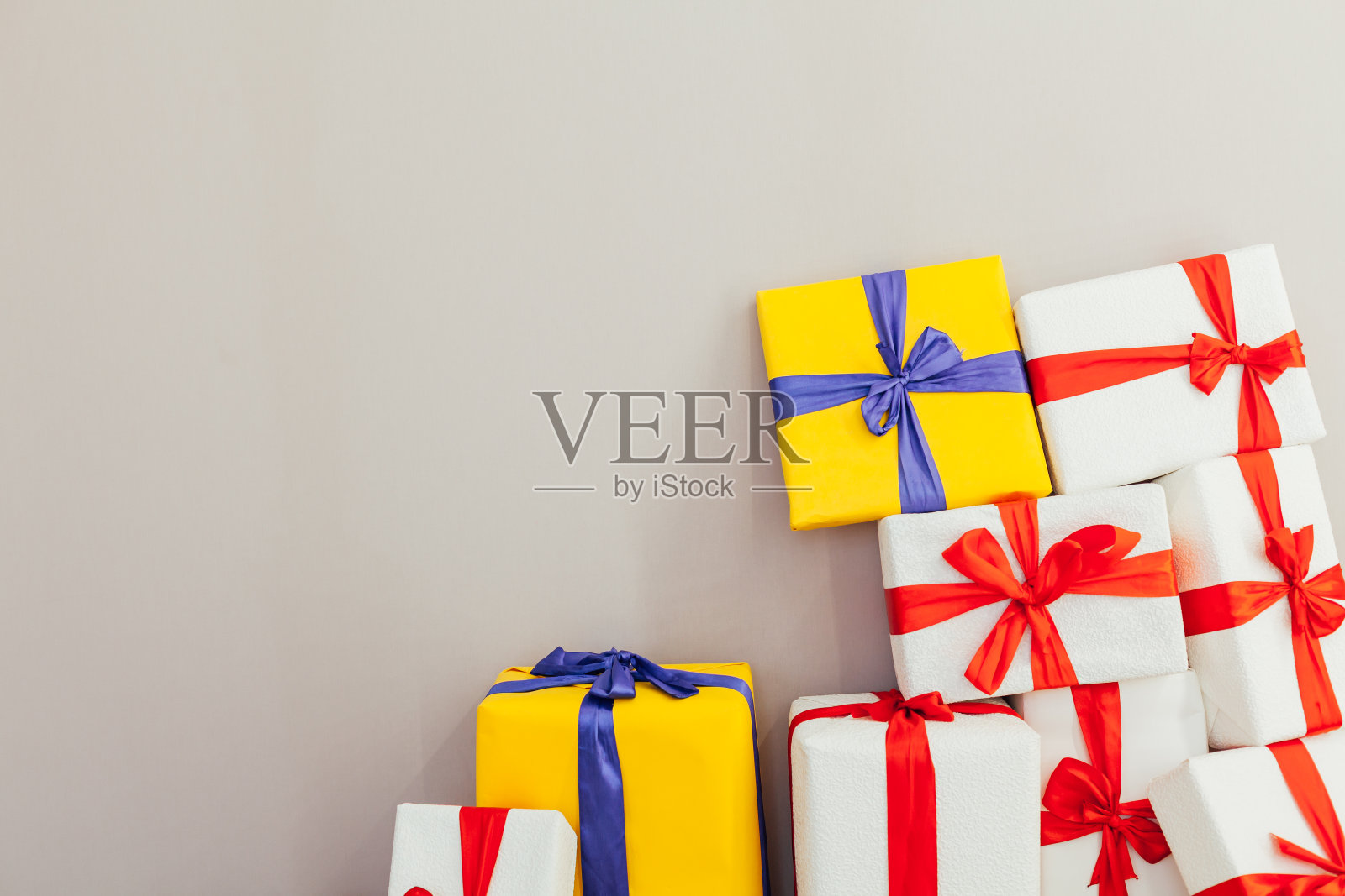 灰色背景的生日礼物照片摄影图片