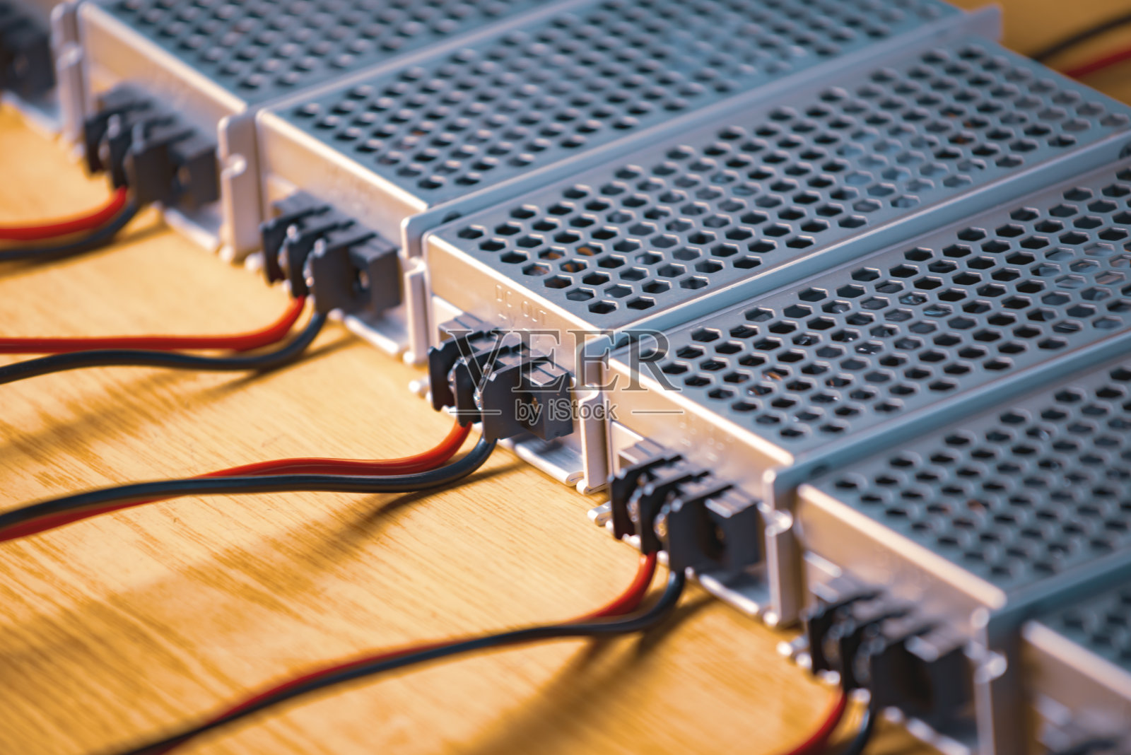 电源和电线的金属网壳照片摄影图片