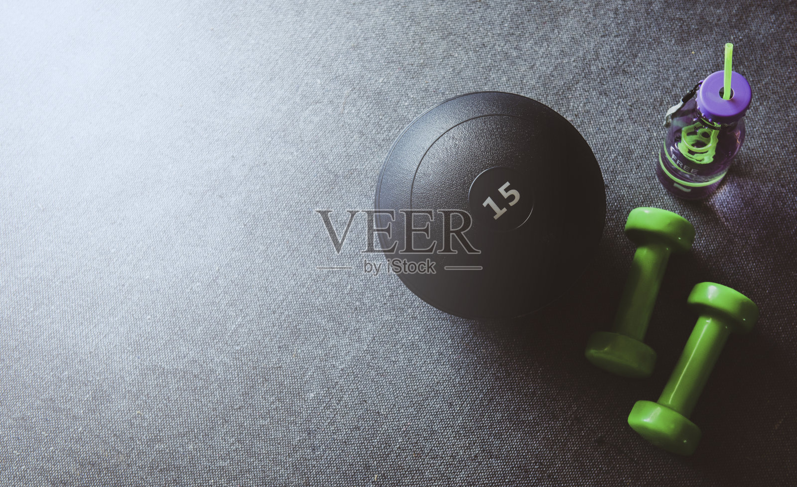 顶视图的绿色鼓钟，摔球和水瓶与拷贝空间。运动和娱乐的概念。照片摄影图片